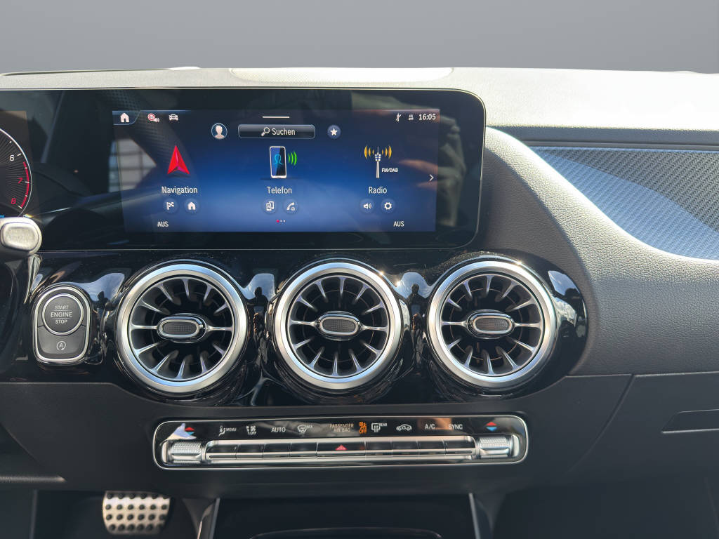 MERCEDES-BENZ GLA 250 Swiss Star AMG Line 4matic-image-9
