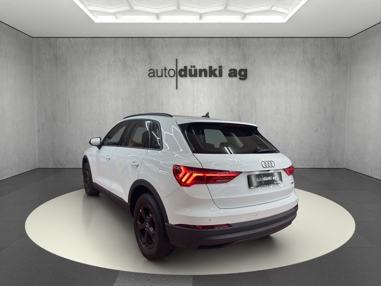 AUDI Q3 35 TDI quattro S-tronic-image-2