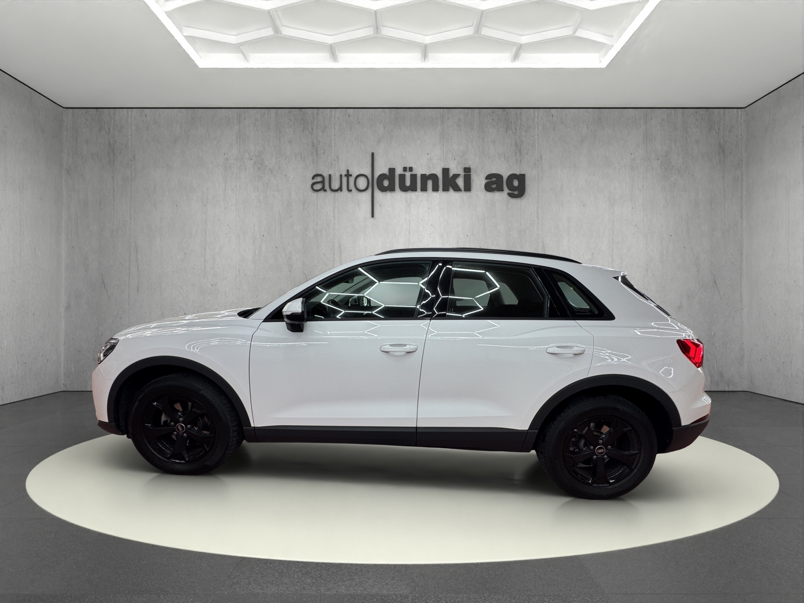 AUDI Q3 35 TDI quattro S-tronic-image-1