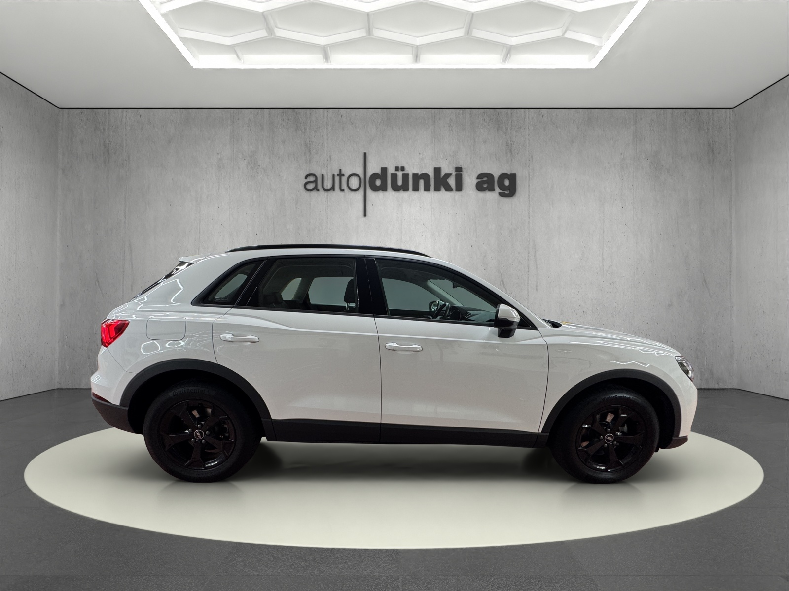AUDI Q3 35 TDI quattro S-tronic-image-4