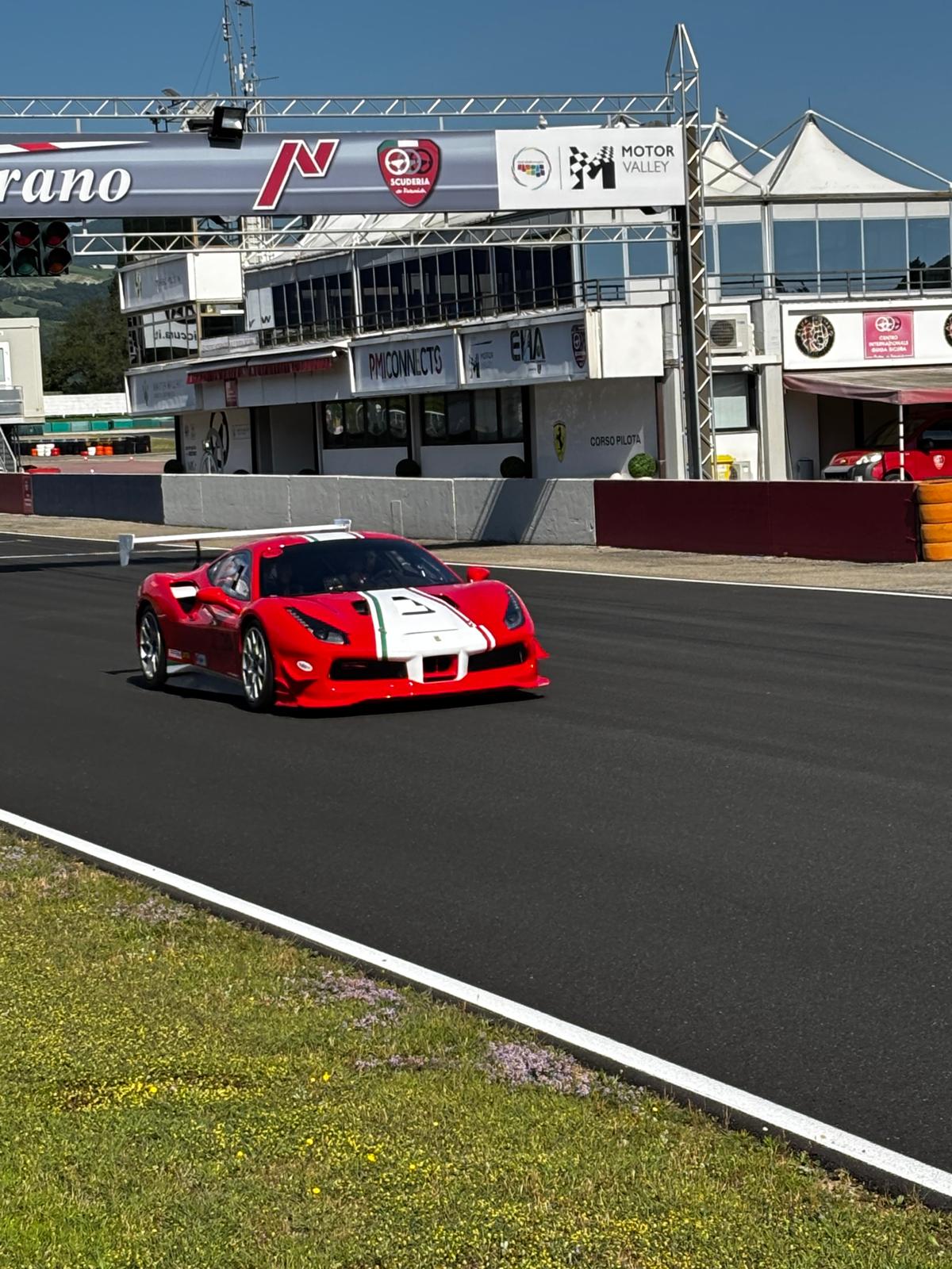 FERRARI 488 Challenge-image-4