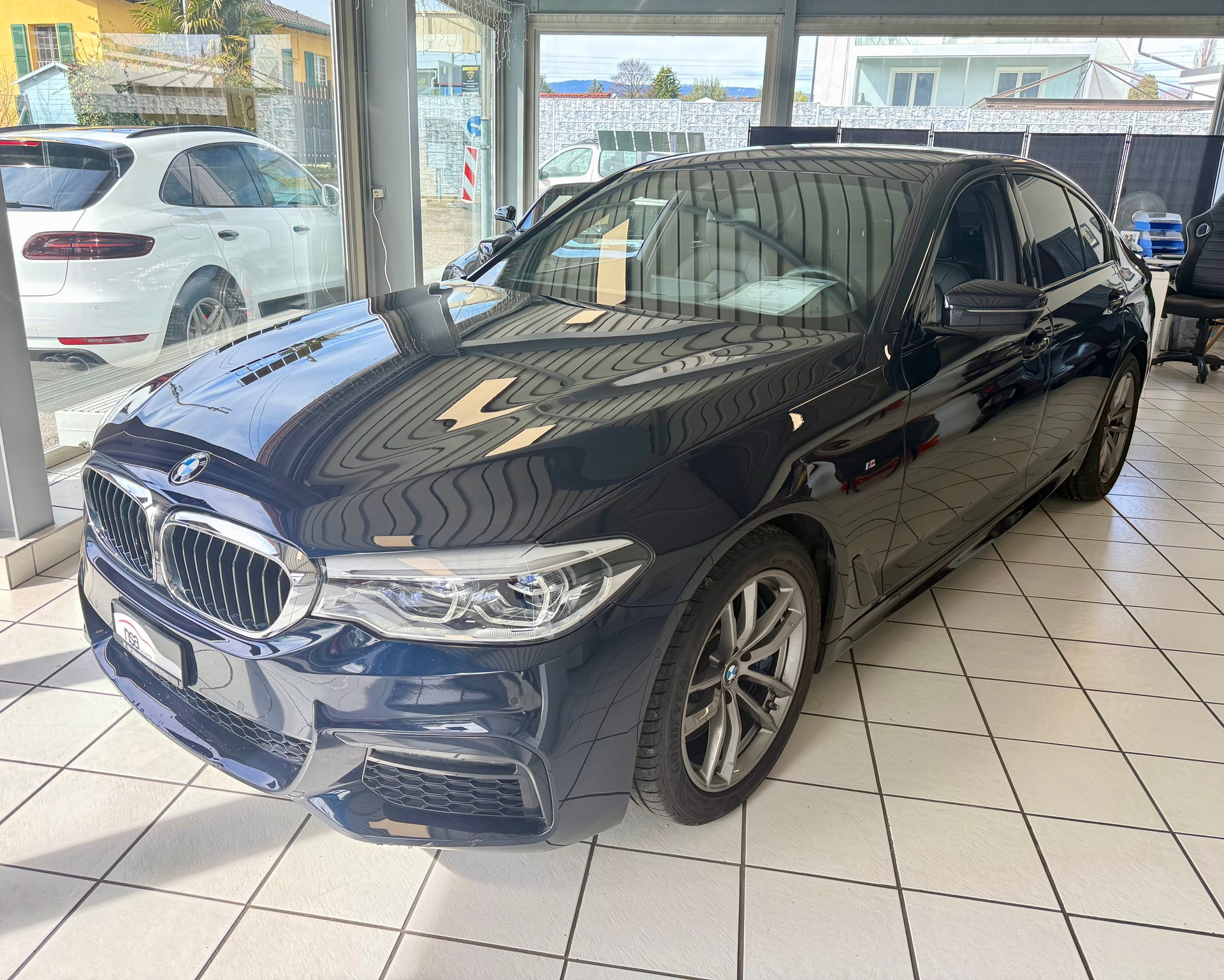 BMW 540i xDrive Steptronic M Sport-showroom-element-2