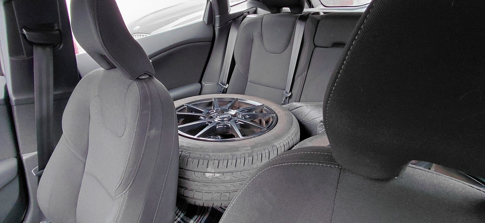 VOLVO V40 D2 Kinetic-image-4