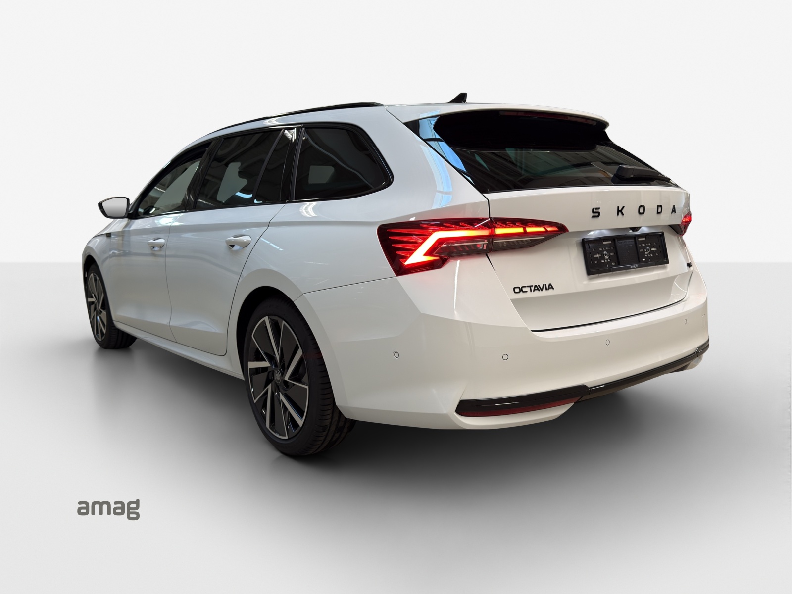 SKODA Octavia Combi 2.0 TSI DSG Dynamic 4x4-image-2