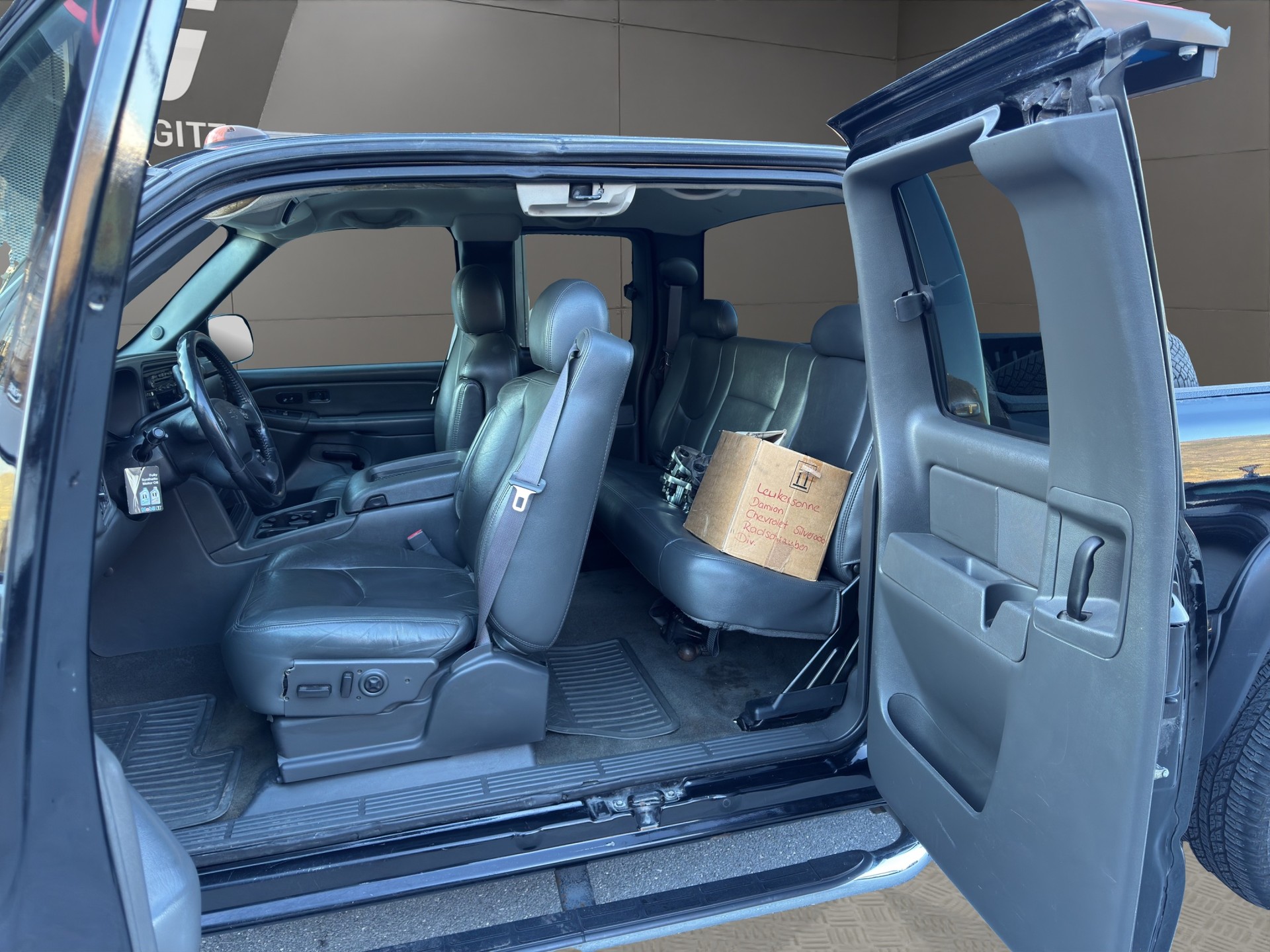 CHEVROLET SILVERADO LT-image-12