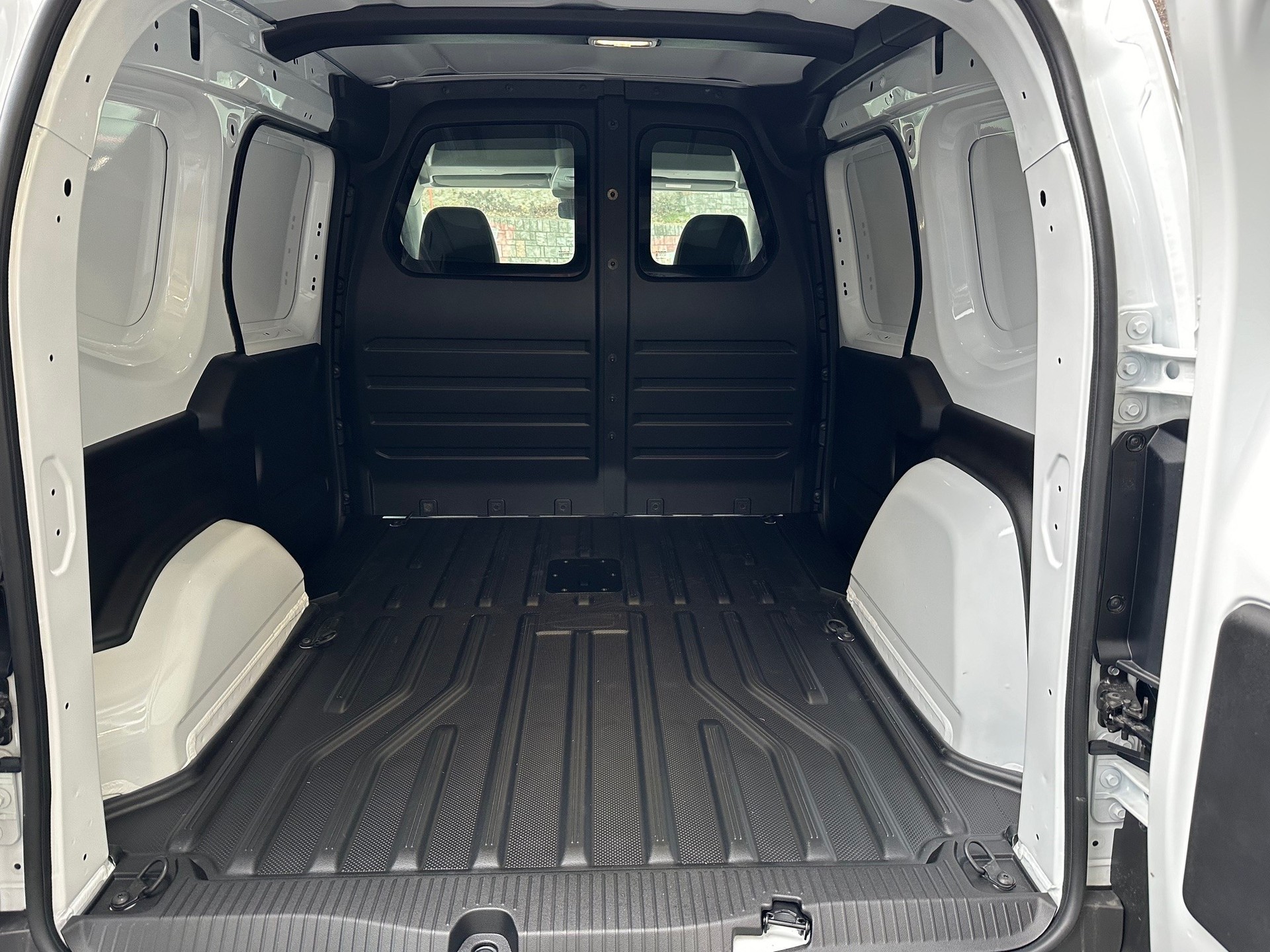 NISSAN Townstar EV45 kWh 22kW L1 Tekna-image-3