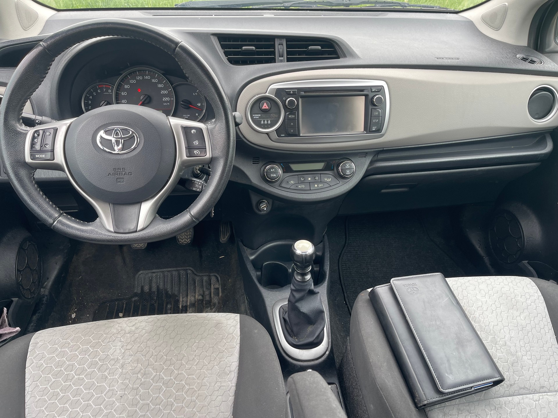 TOYOTA Yaris 1.33 Luna-image-4