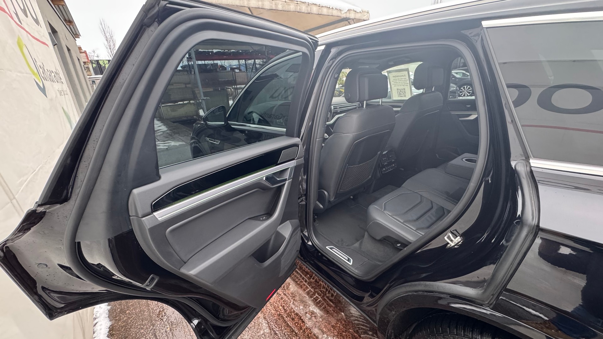 VW Touareg 3.0 TDI R Line Tiptronic-image-14