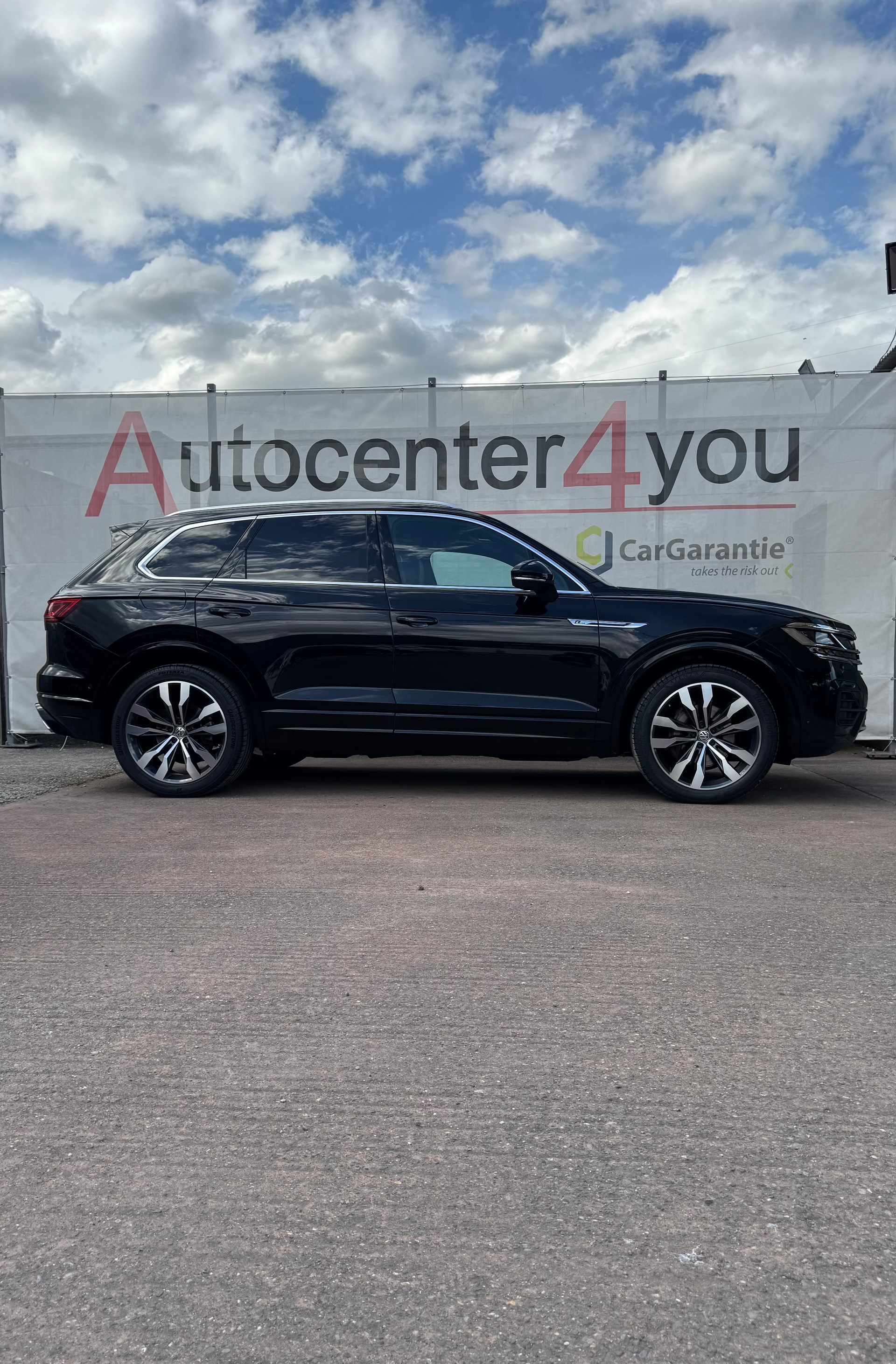 VW Touareg 3.0 TDI R Line Tiptronic-image-0