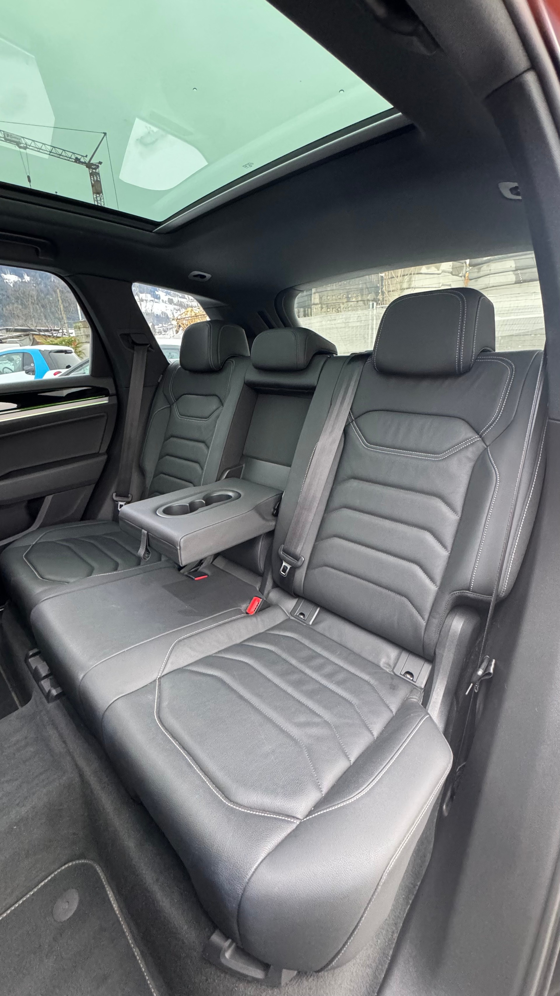 VW Touareg 3.0 TDI R Line Tiptronic-image-16