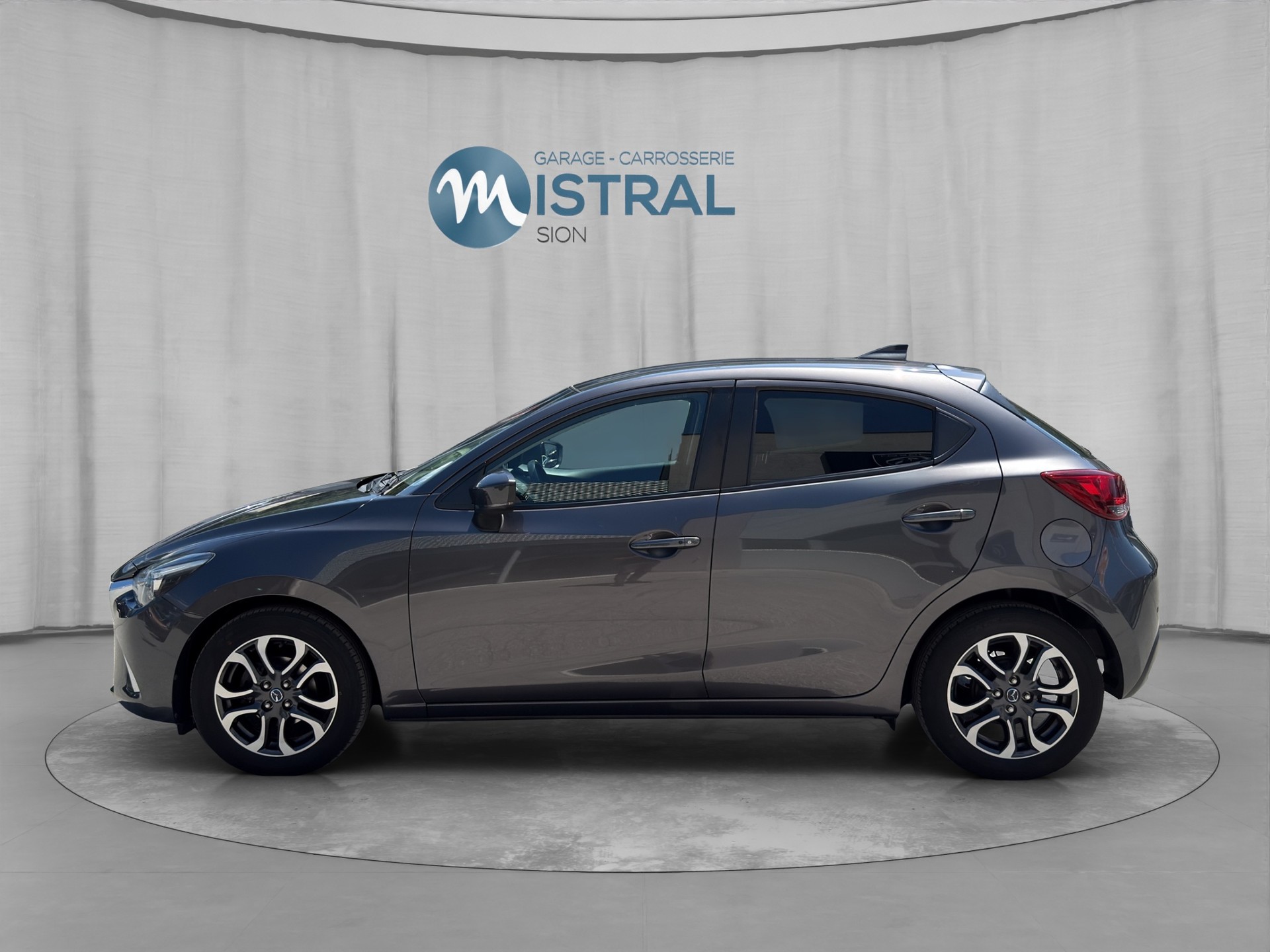 MAZDA 2 SKYACTIV-G 115 Revolution-image-1