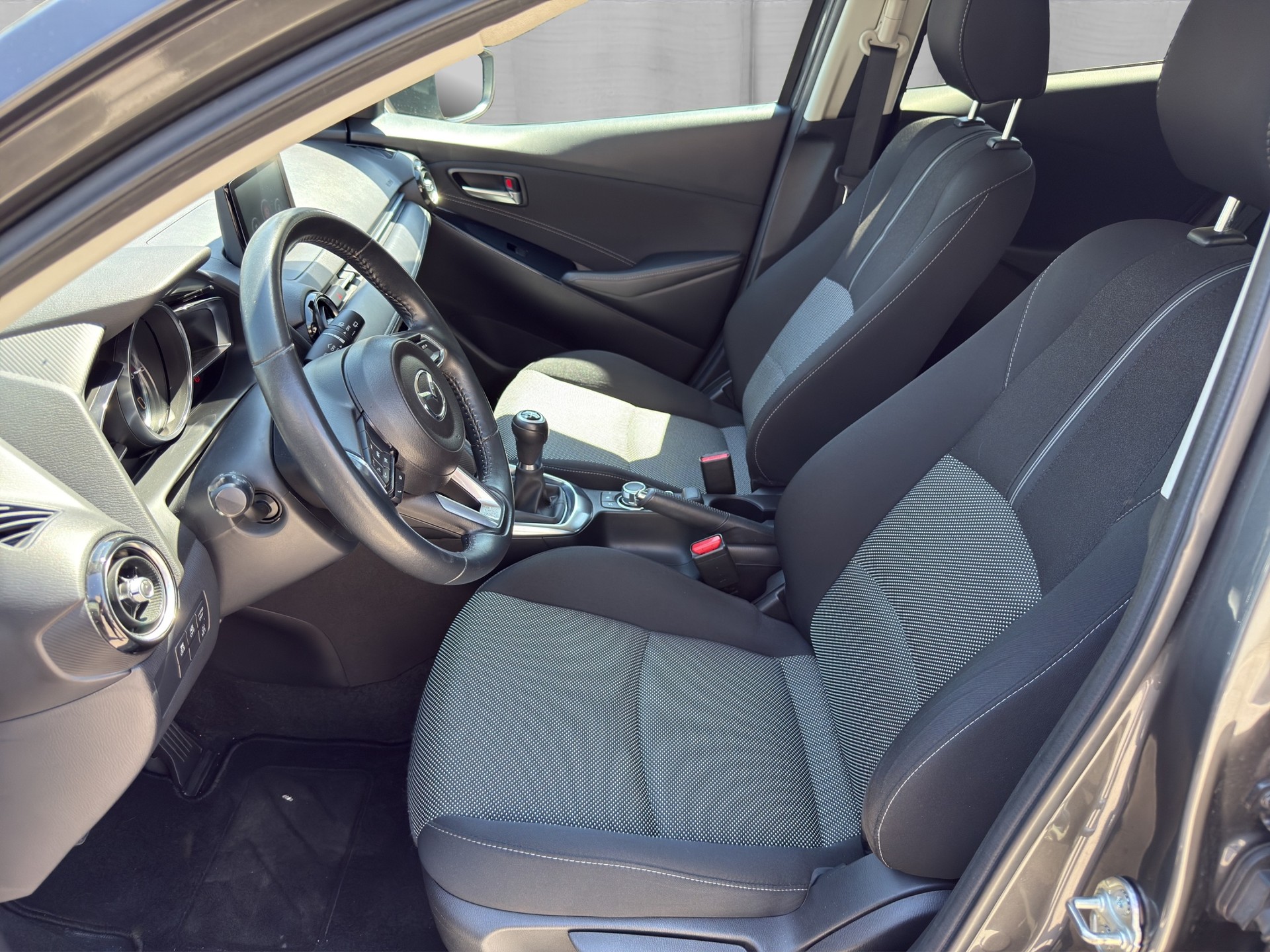 MAZDA 2 SKYACTIV-G 115 Revolution-image-8