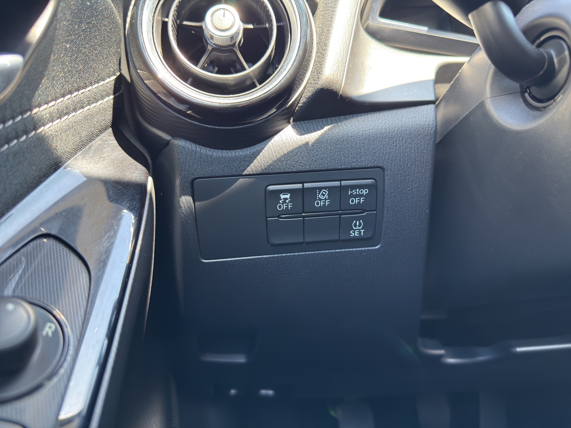 MAZDA 2 SKYACTIV-G 115 Revolution-image-12