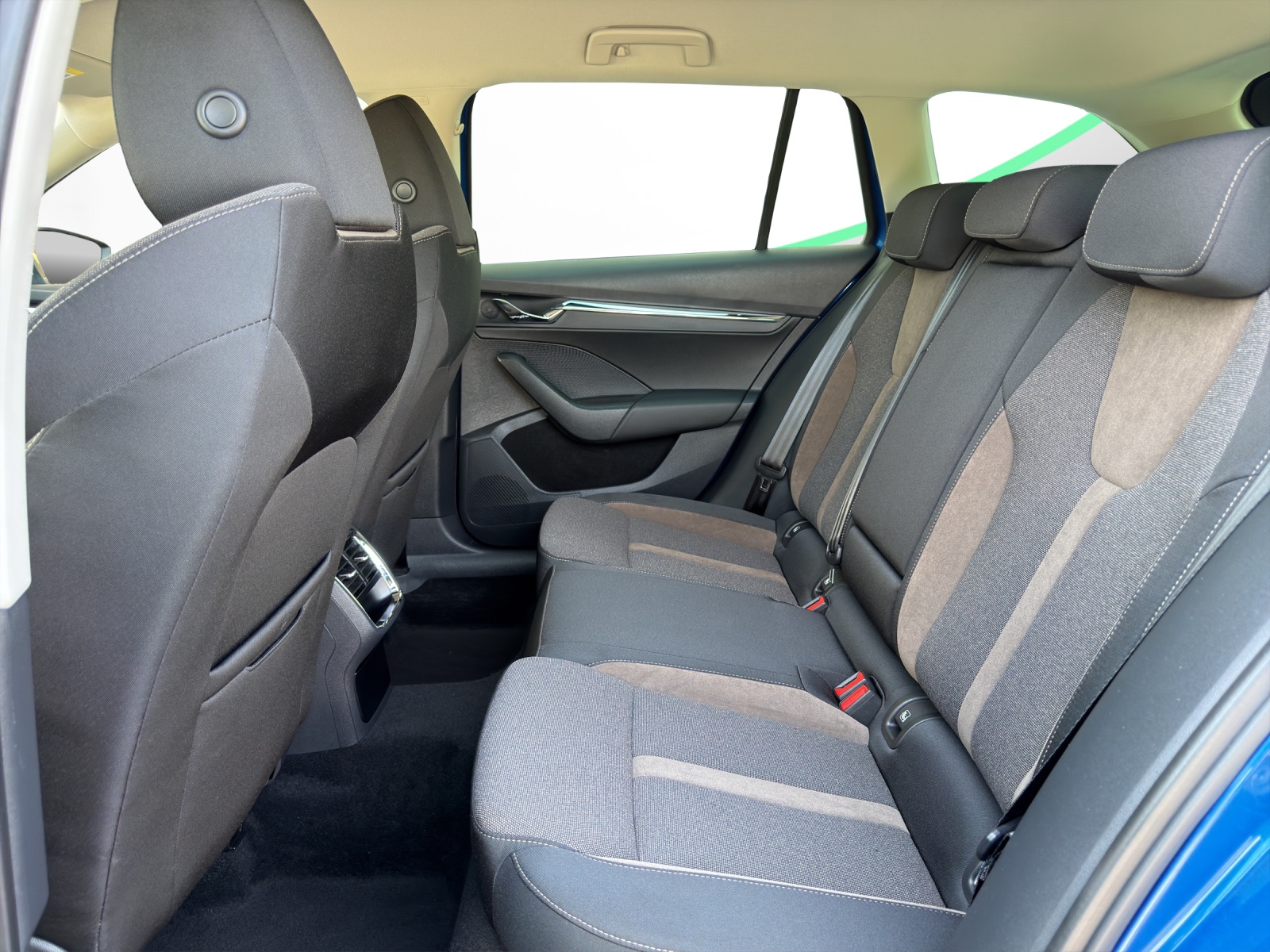 SKODA Octavia Combi 2.0 TDI DSG Scout 4x4-image-13