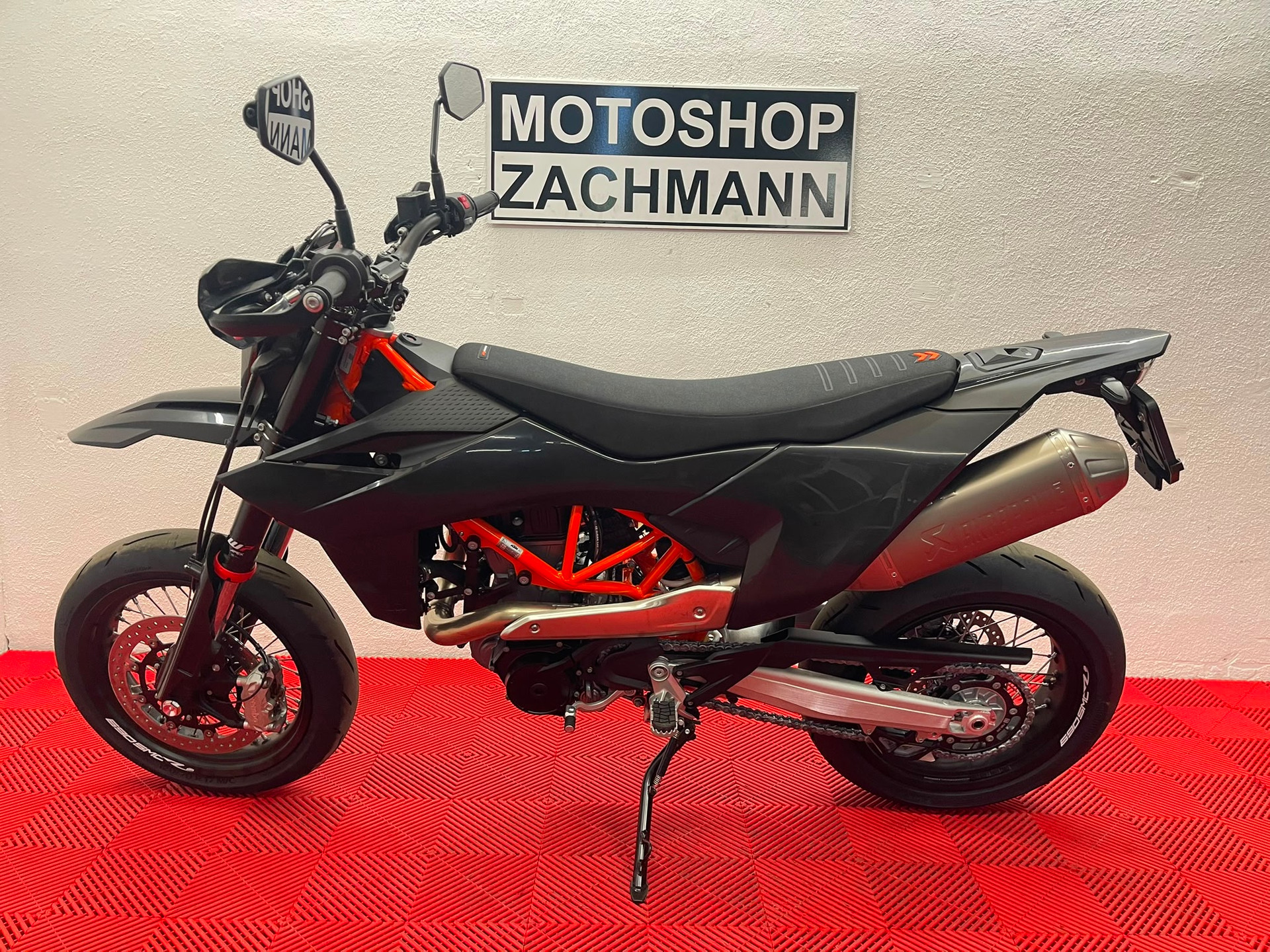 KTM 690 SMC-R-showroom-element-3