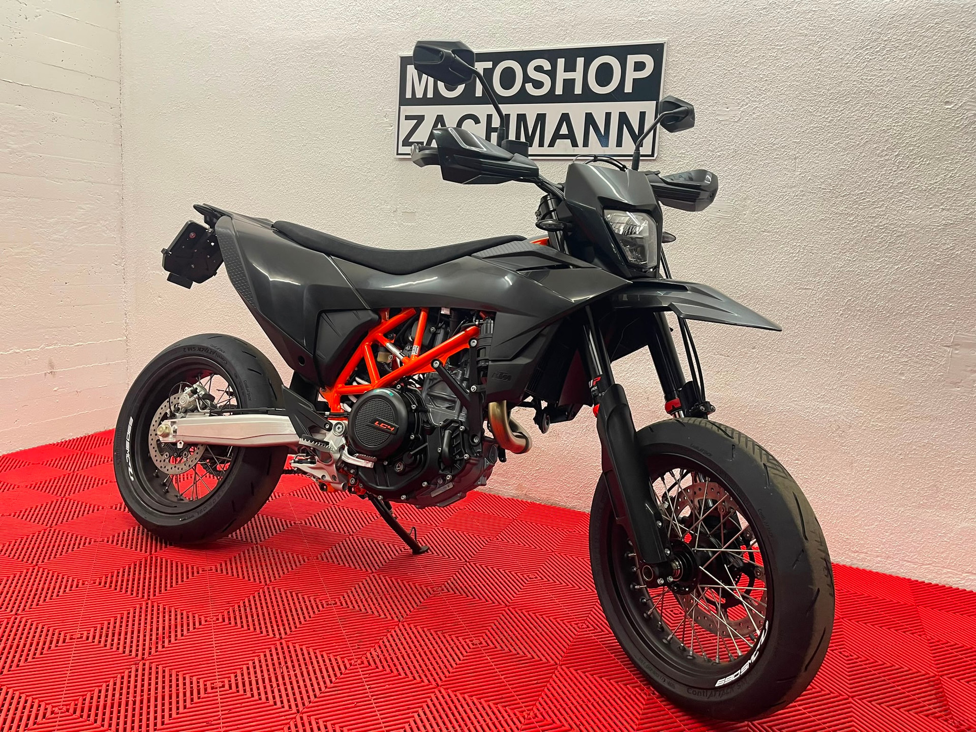 KTM 690 SMC-R-showroom-element-1
