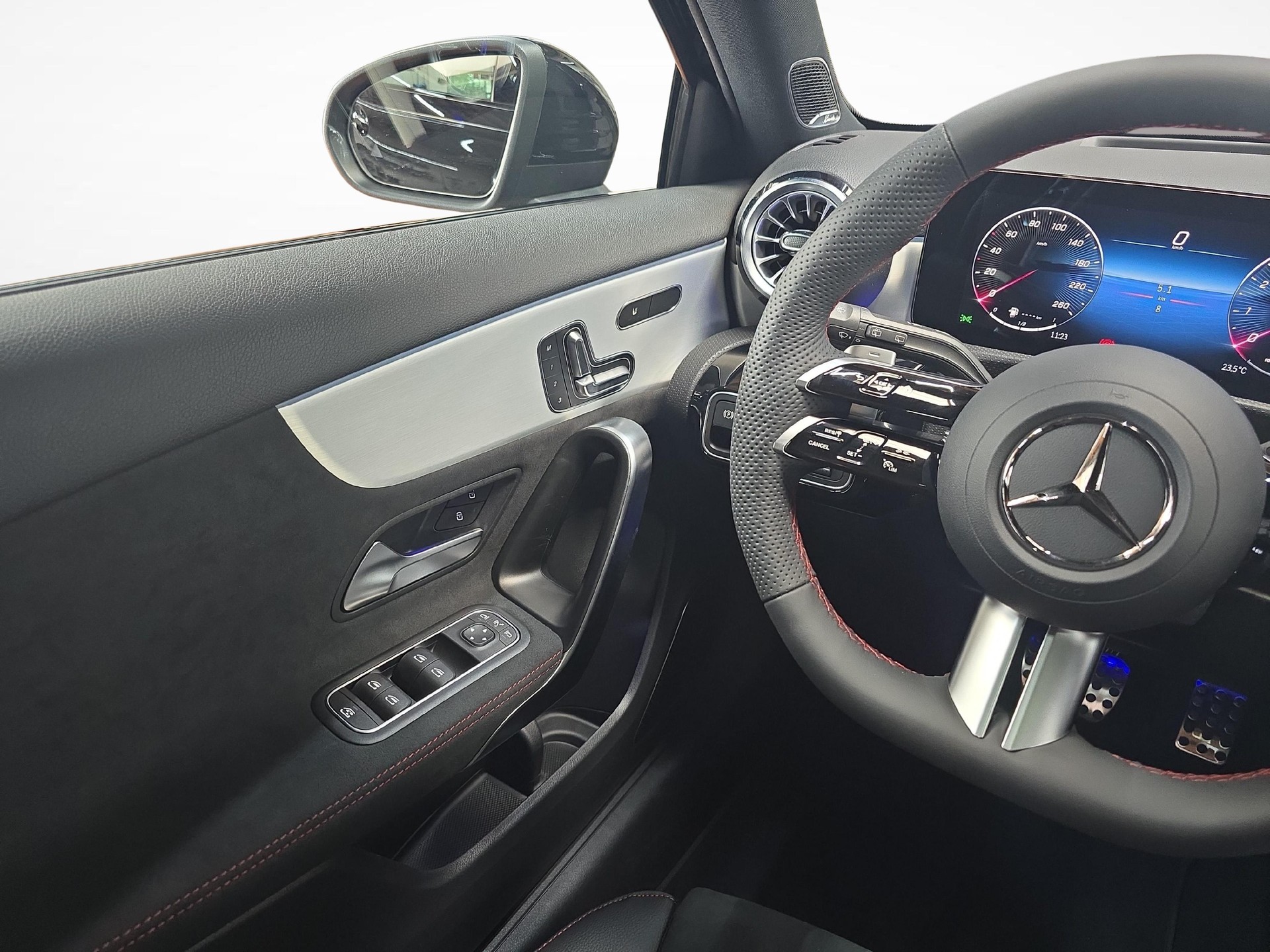 MERCEDES-BENZ A 200 Night Star AMG Line-image-5