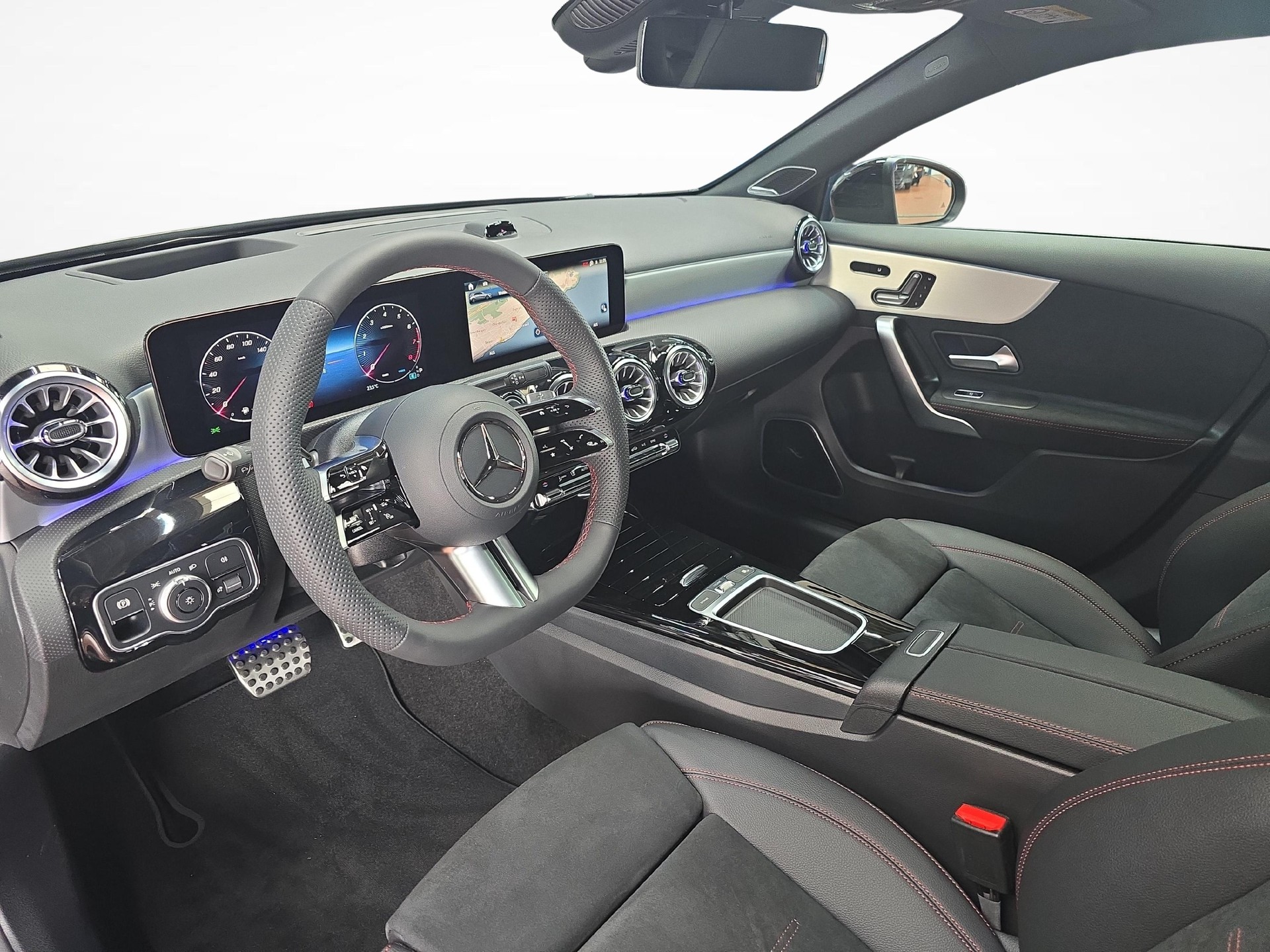 MERCEDES-BENZ A 200 Night Star AMG Line-image-4