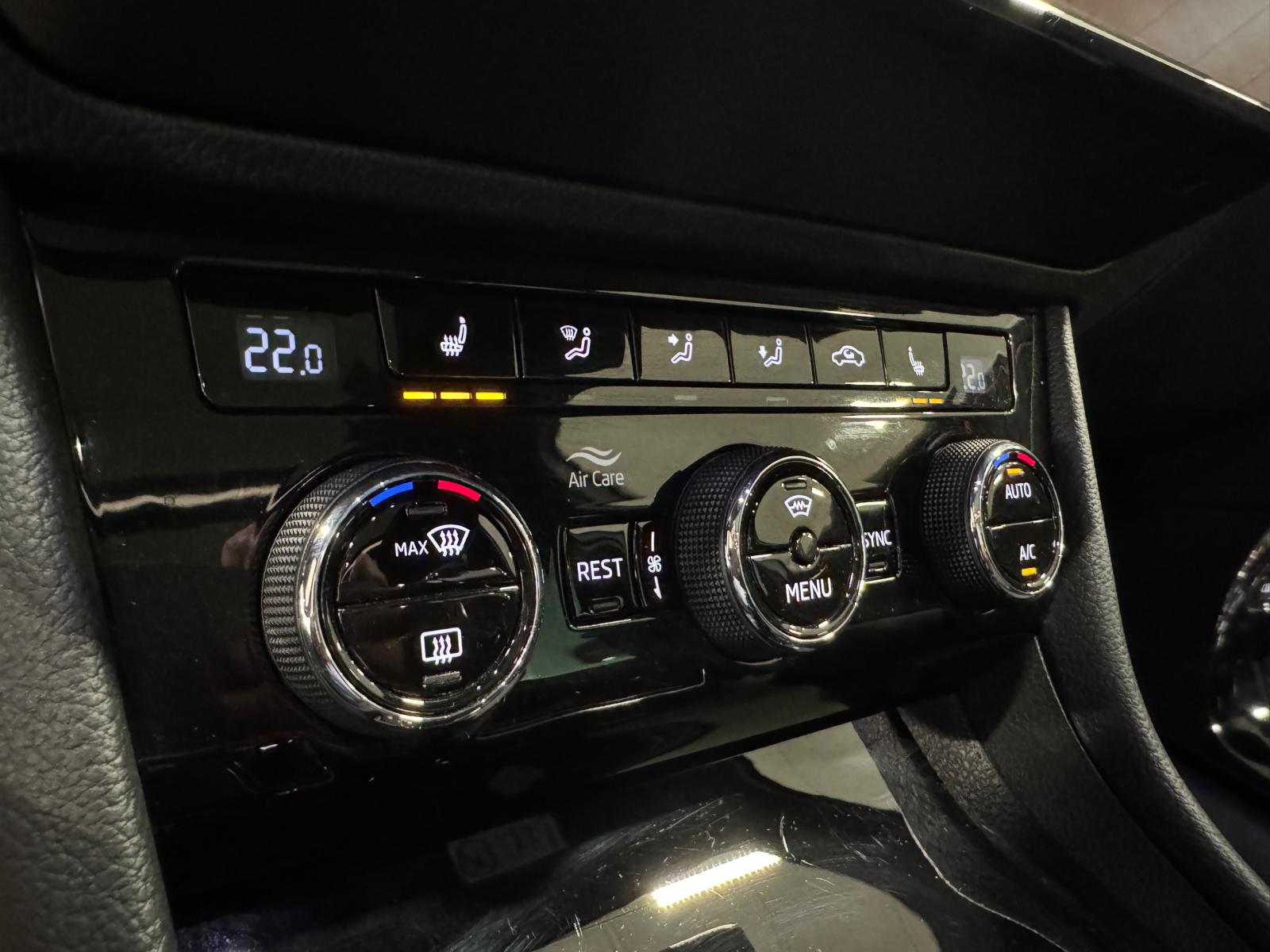 SKODA Superb Combi 2.0 TDI 190 SportLine+ 4x4 DSG-image-24
