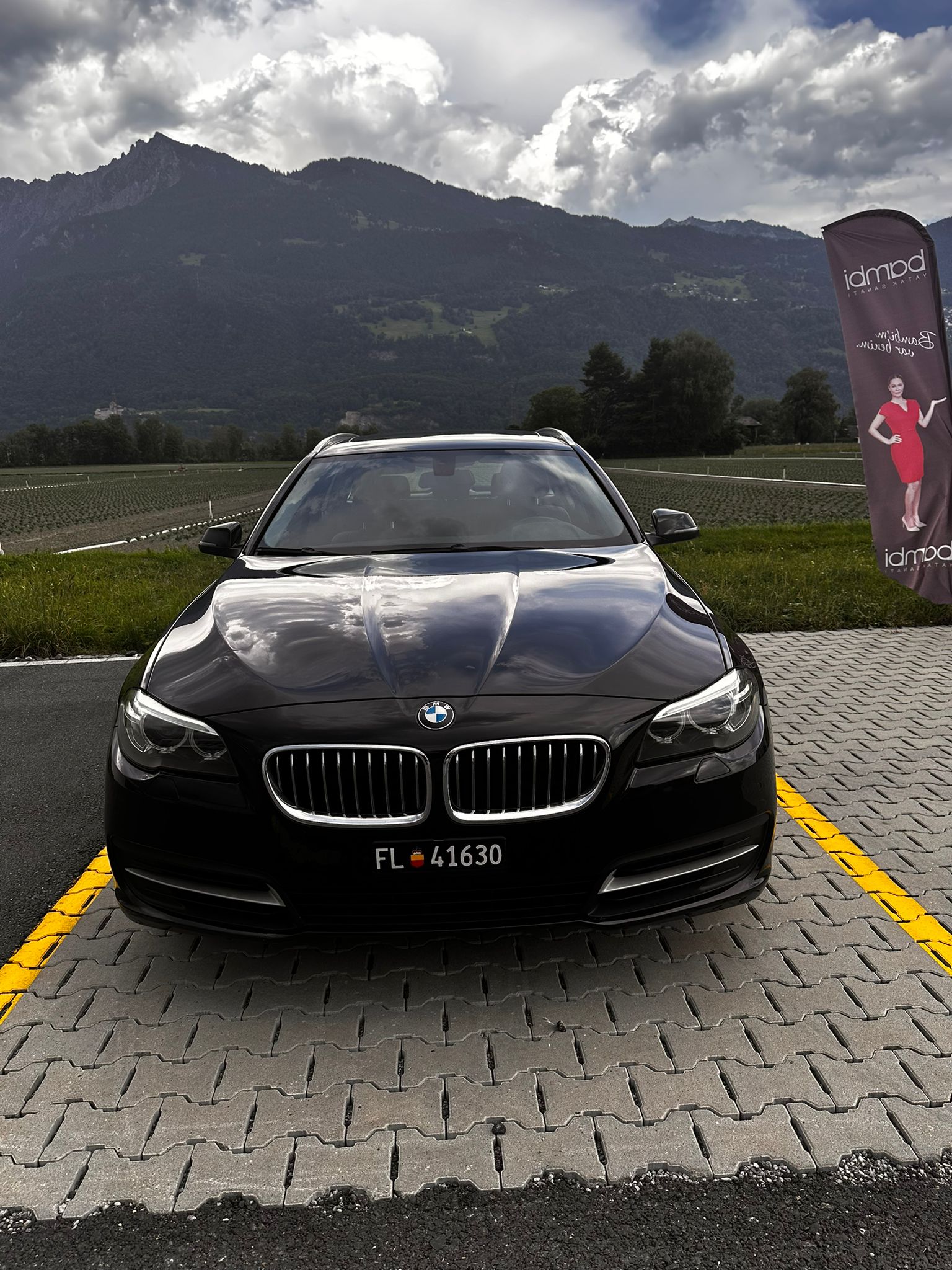BMW 528i Touring xDrive Luxury Line Steptronic-image-0