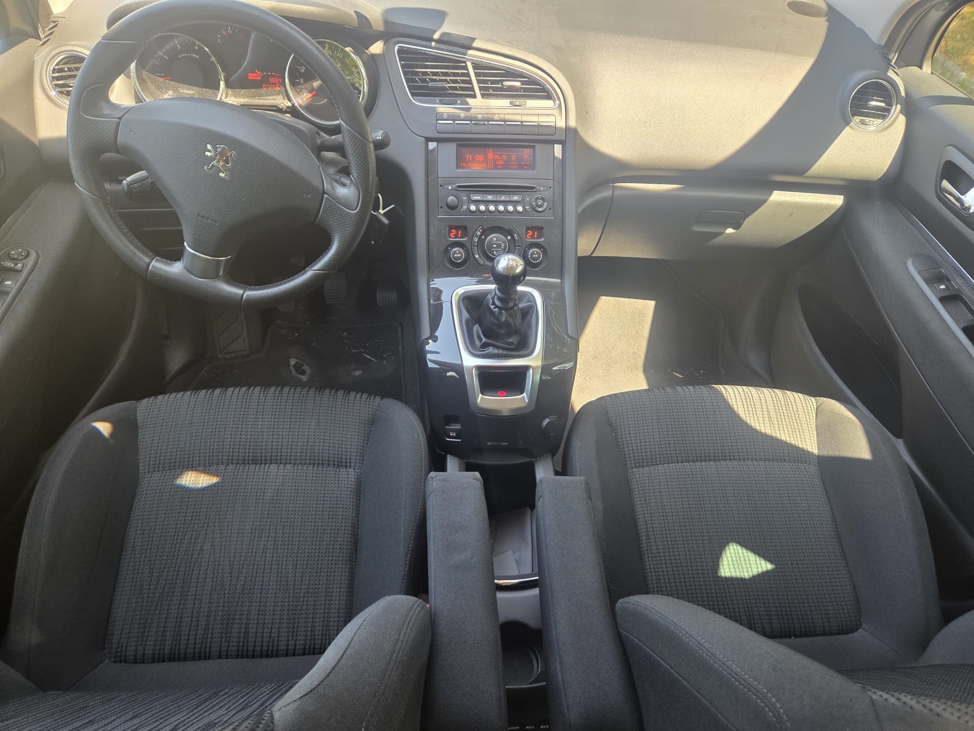 PEUGEOT 5008 1.6 16V T Family ** 7 PLACES ** Expertisé ** Ab MFK 11.25-image-5