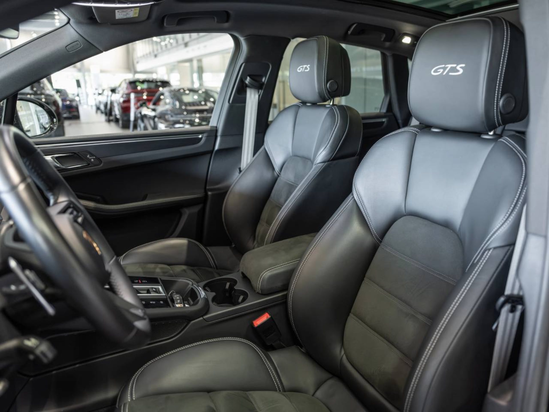 PORSCHE Macan GTS-image-4