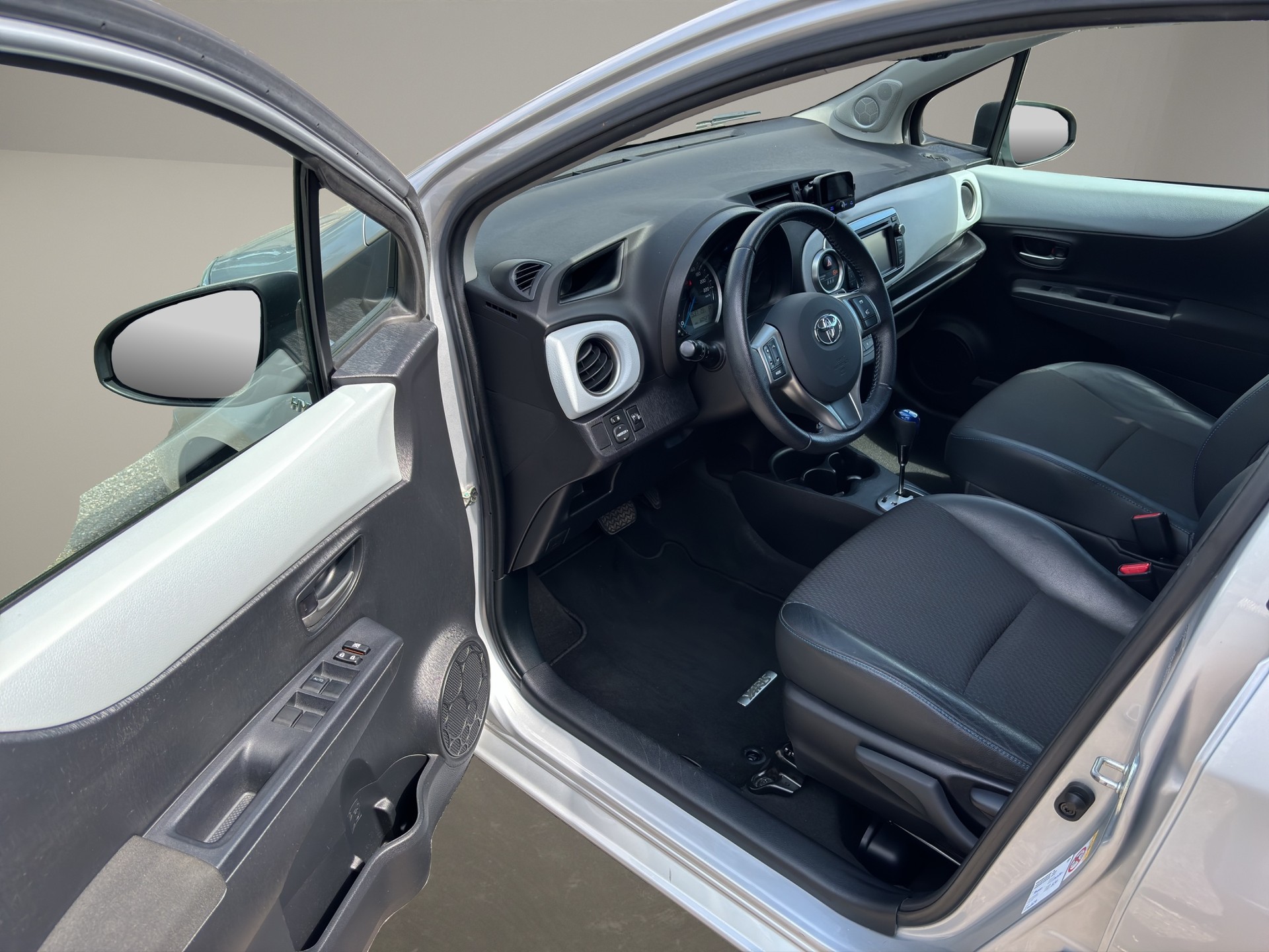 TOYOTA Yaris 1.5 VVT-i Hybrid Sol Premium CVT-image-16