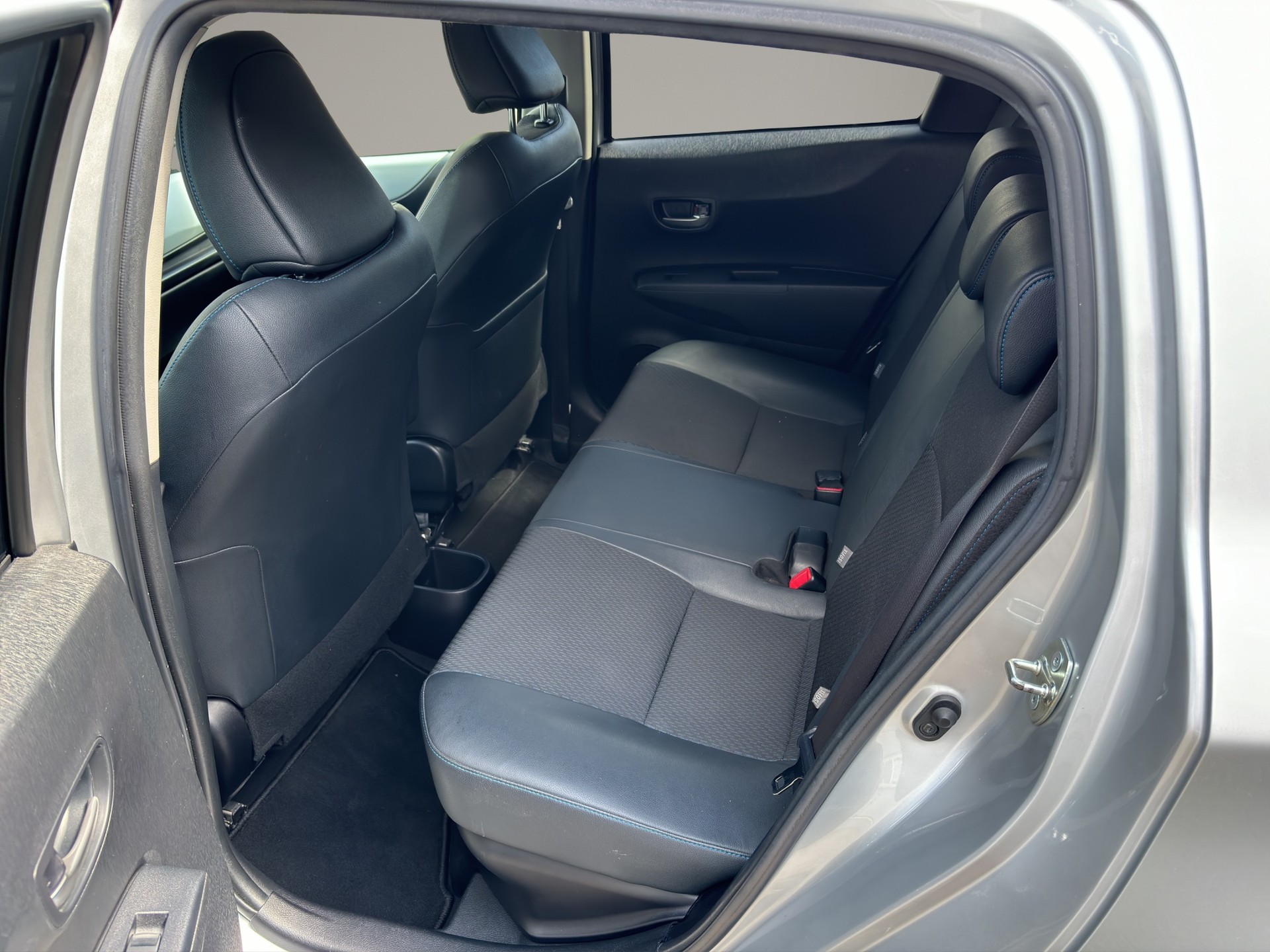 TOYOTA Yaris 1.5 VVT-i Hybrid Sol Premium CVT-image-11