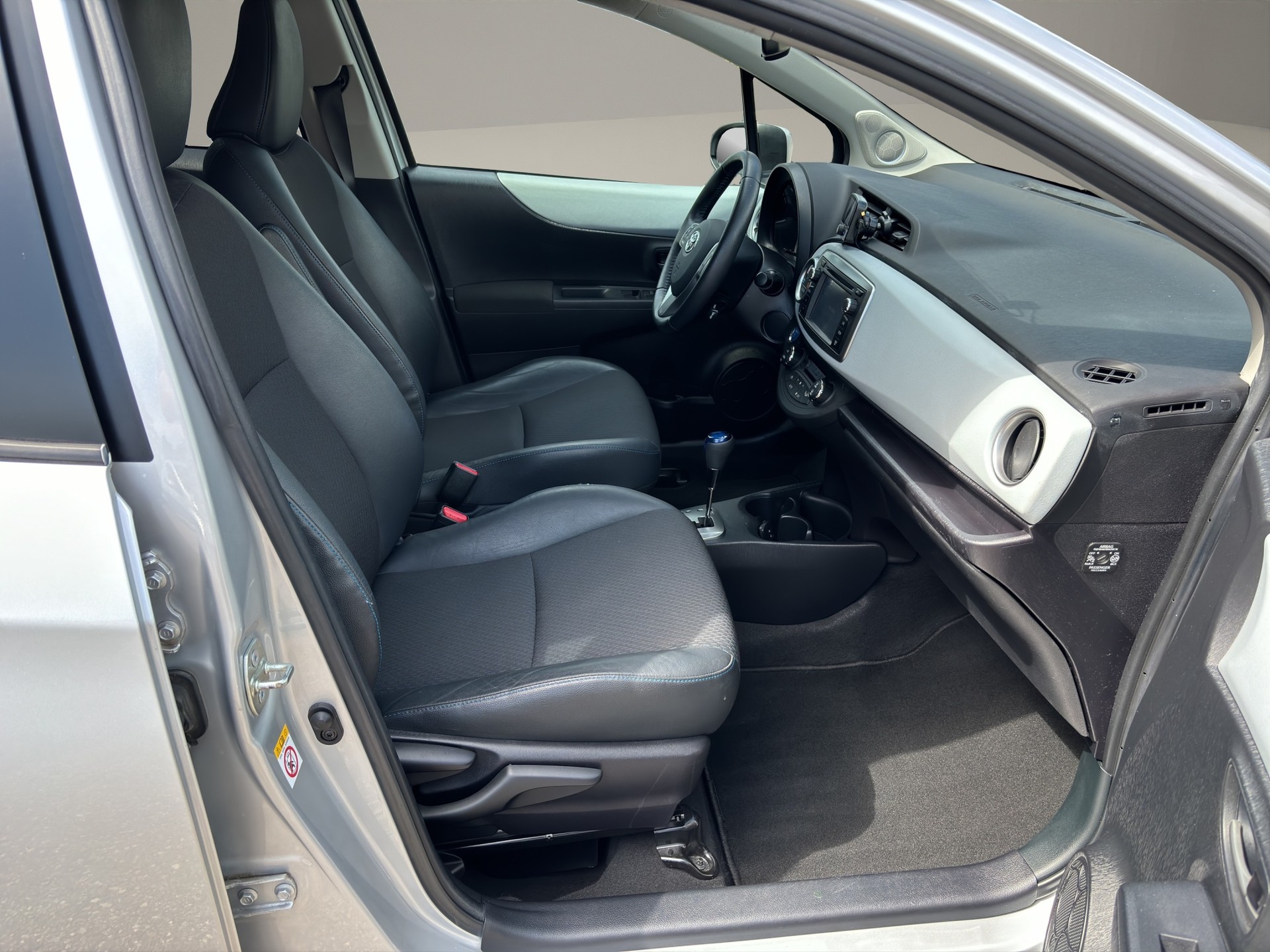 TOYOTA Yaris 1.5 VVT-i Hybrid Sol Premium CVT-image-15