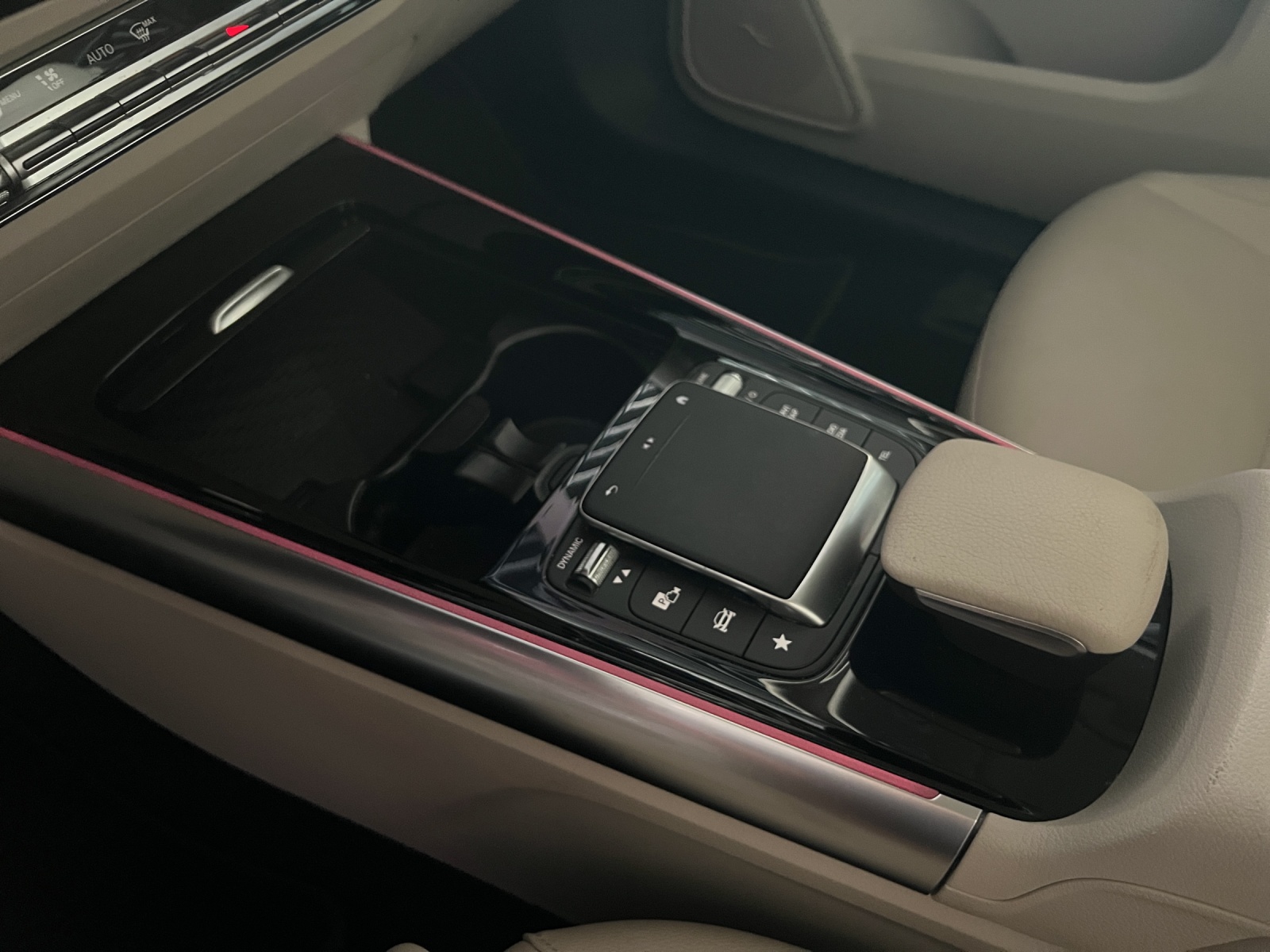 MERCEDES-BENZ EQA 300 Swiss Star 4matic-image-9