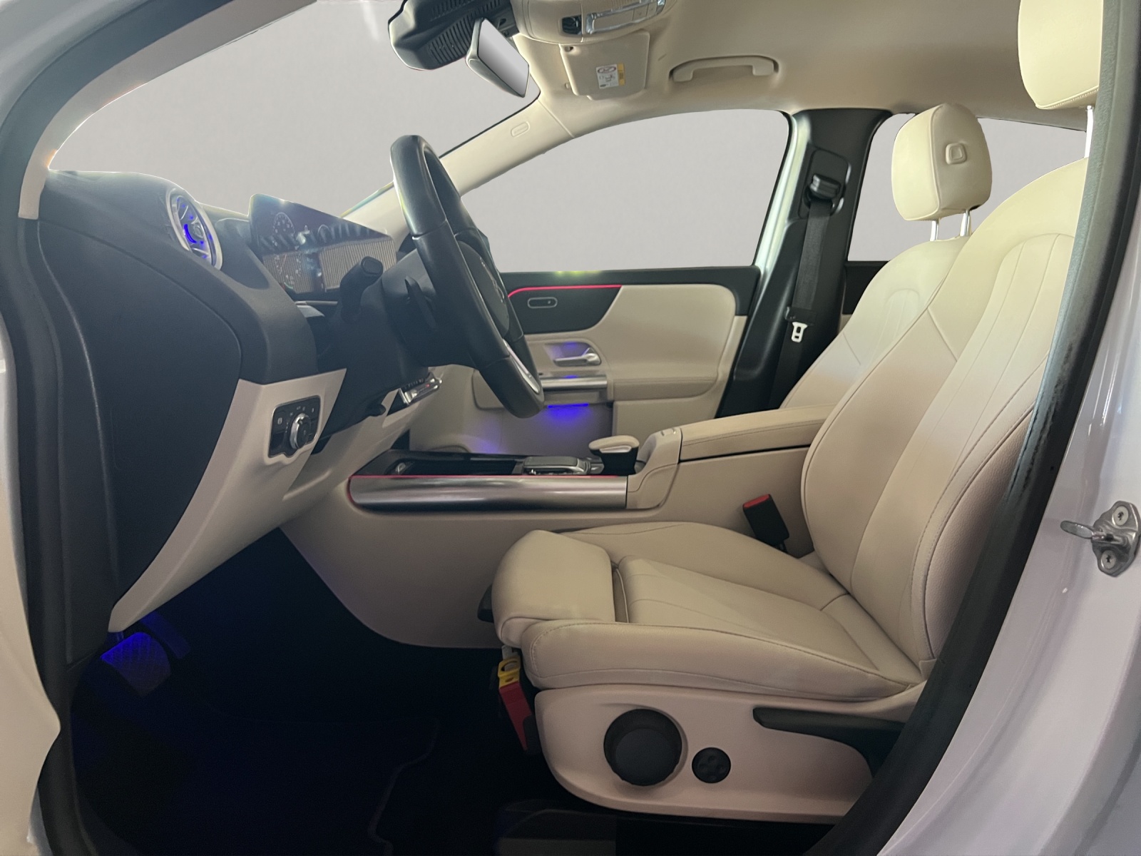 MERCEDES-BENZ EQA 300 Swiss Star 4matic-image-7