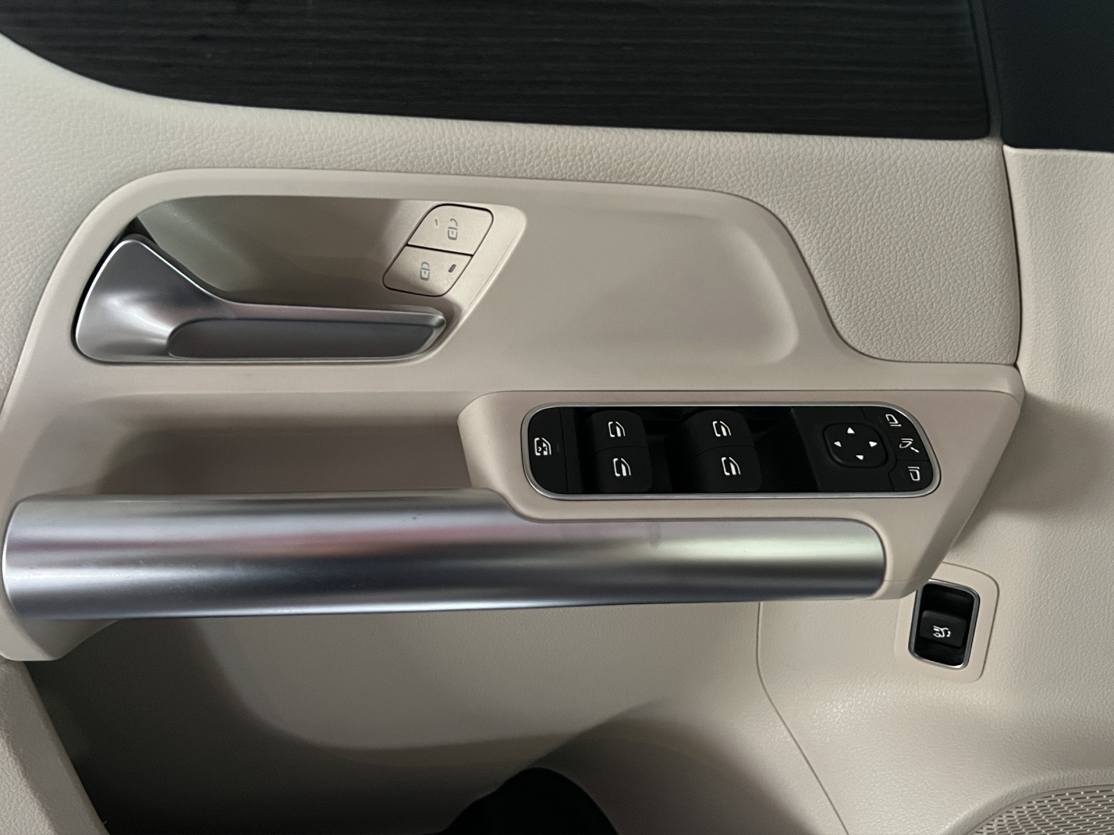 MERCEDES-BENZ EQA 300 Swiss Star 4matic-image-12