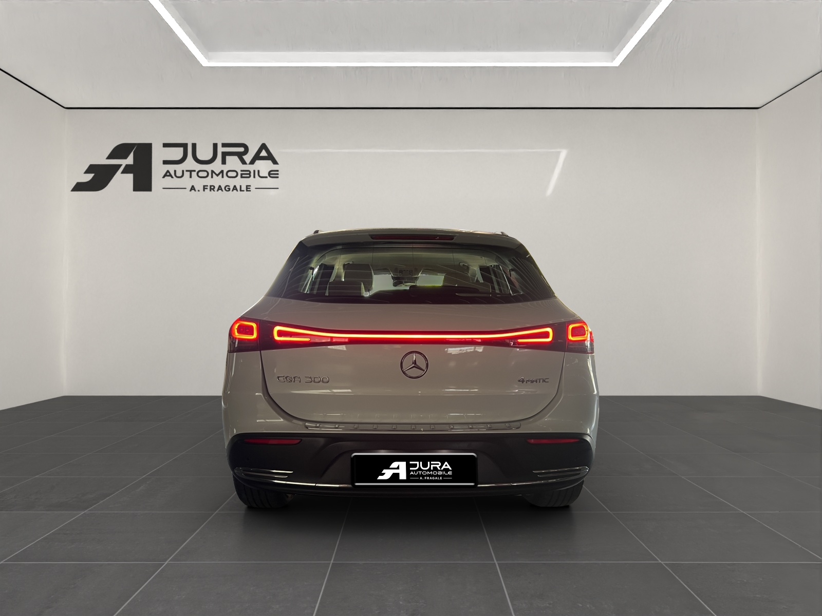 MERCEDES-BENZ EQA 300 Swiss Star 4matic-image-5