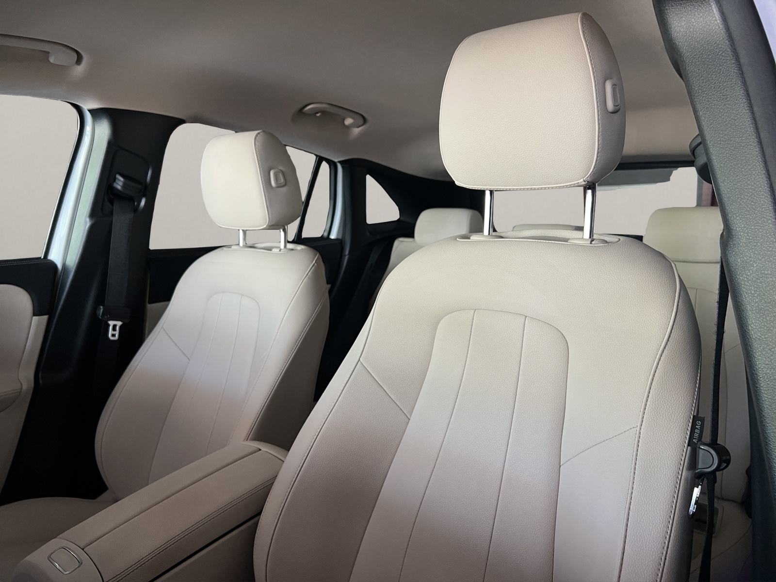 MERCEDES-BENZ EQA 300 Swiss Star 4matic-image-10
