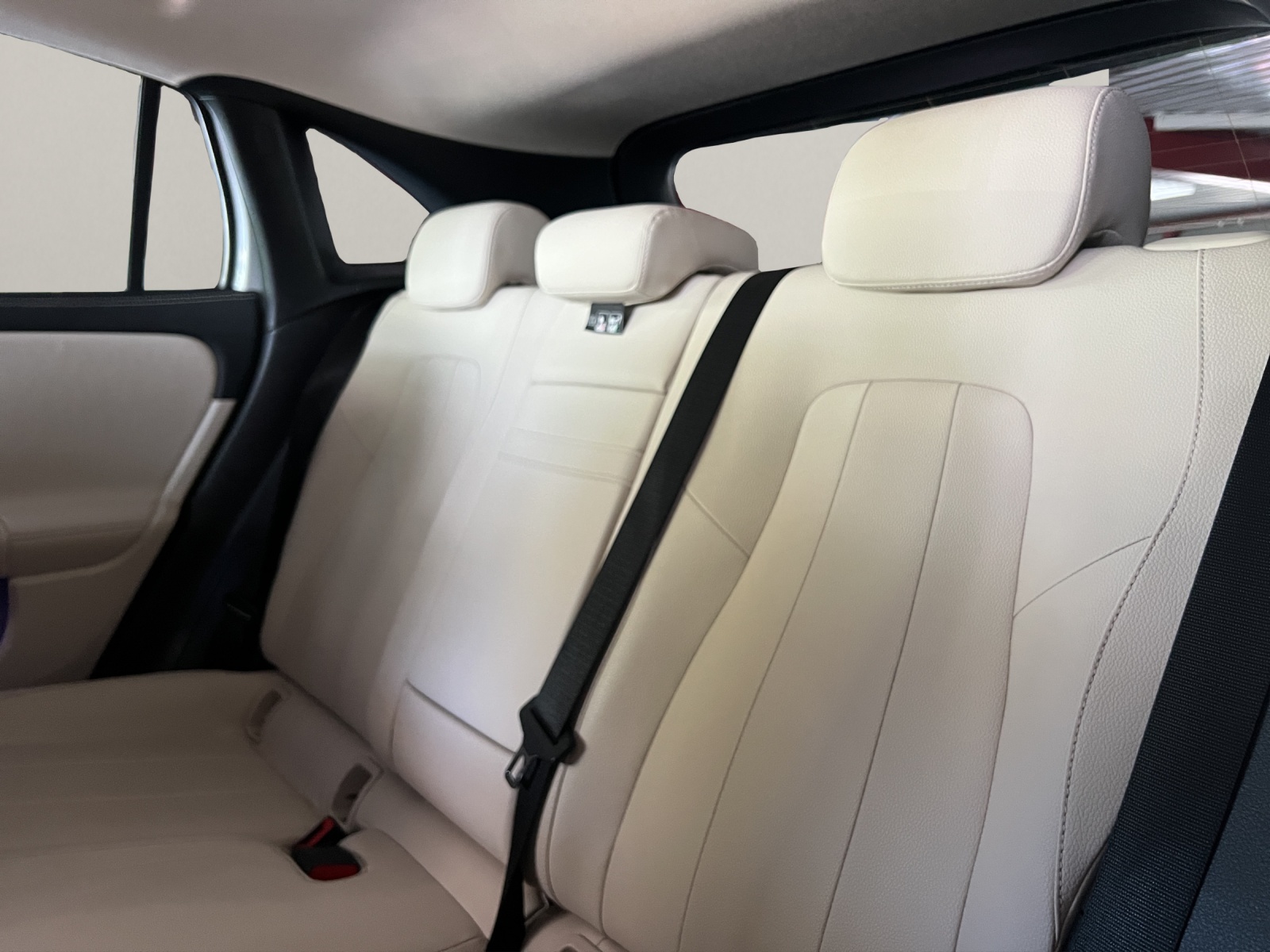 MERCEDES-BENZ EQA 300 Swiss Star 4matic-image-14