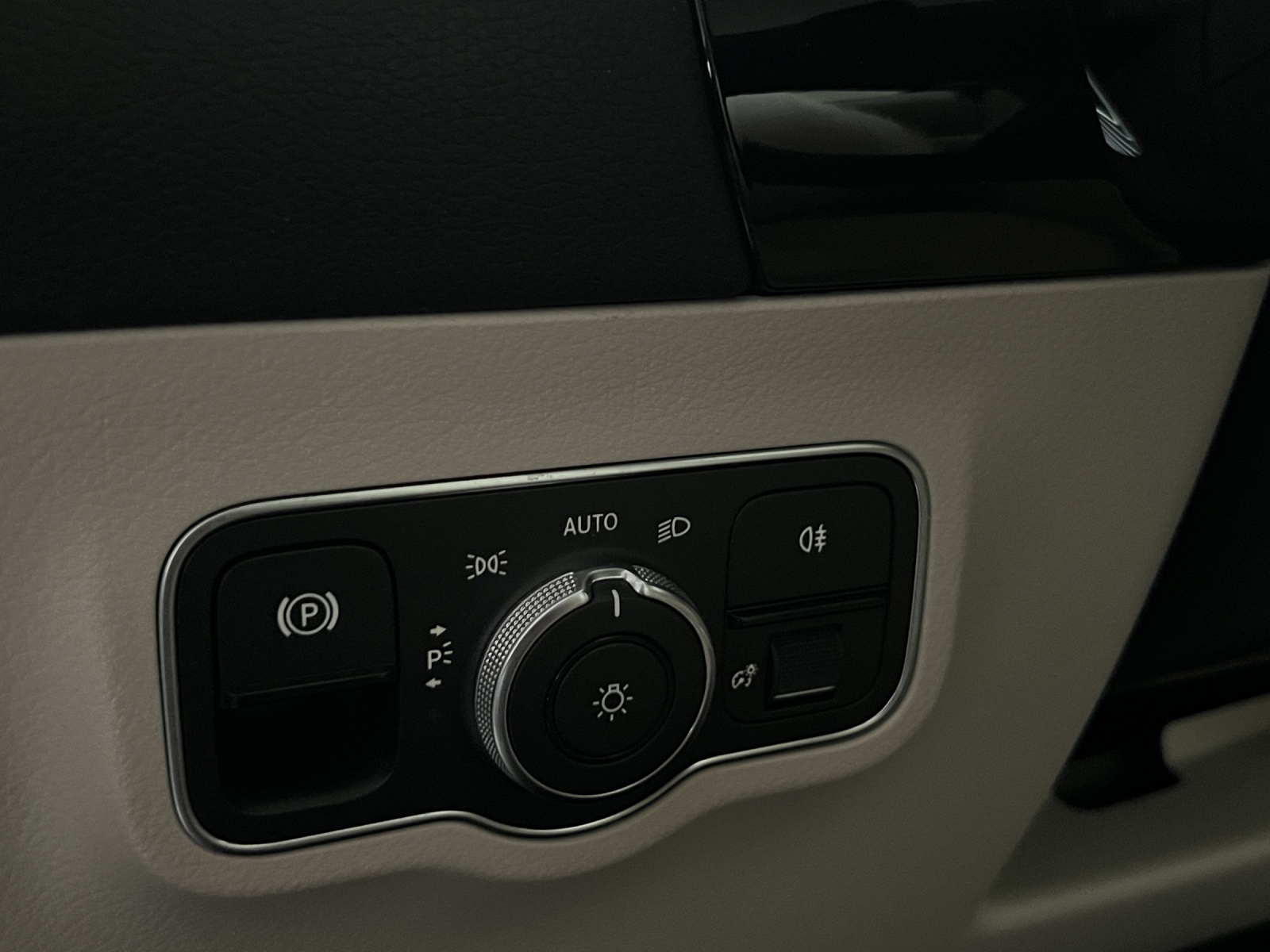 MERCEDES-BENZ EQA 300 Swiss Star 4matic-image-11