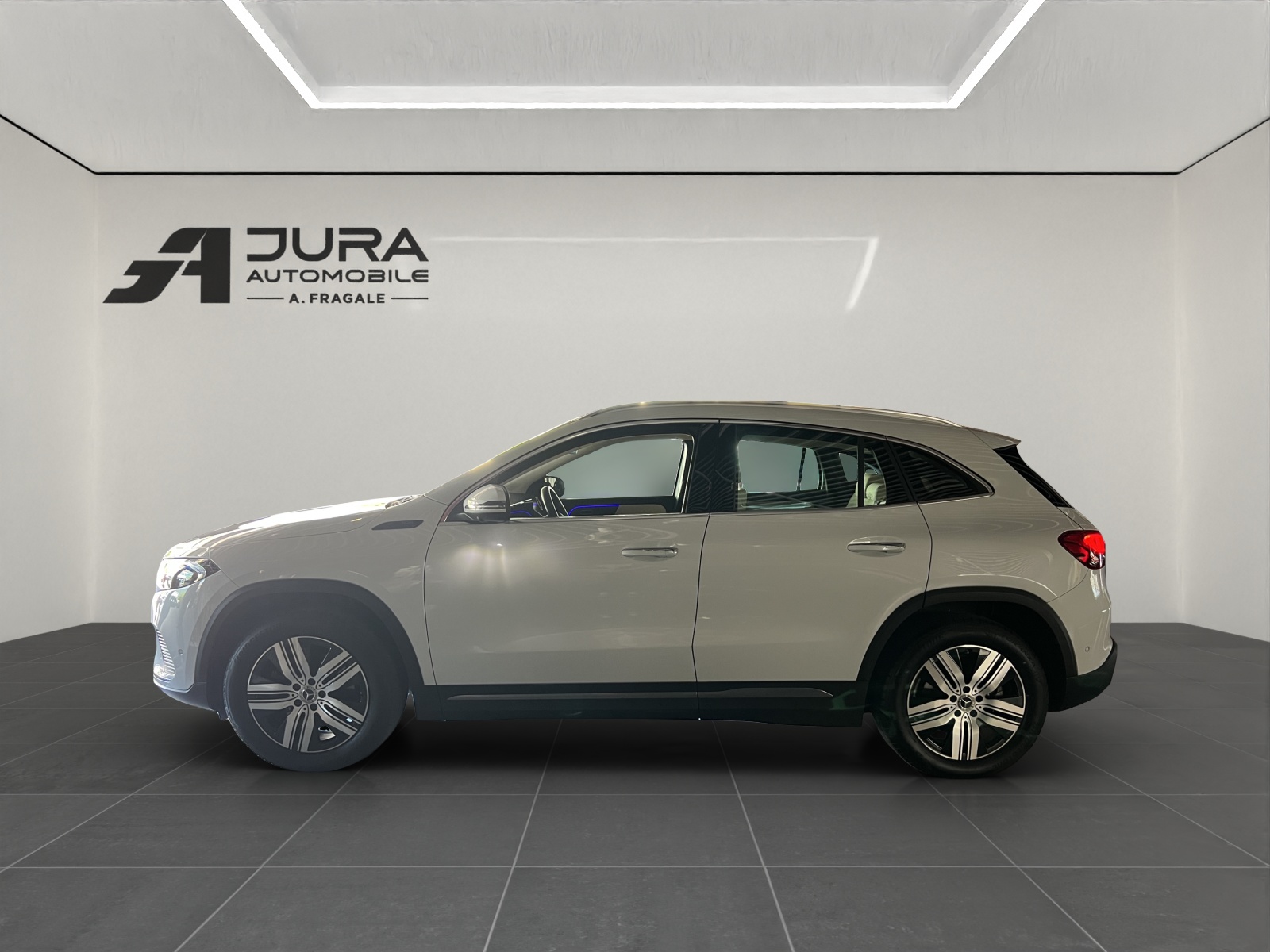 MERCEDES-BENZ EQA 300 Swiss Star 4matic-image-3