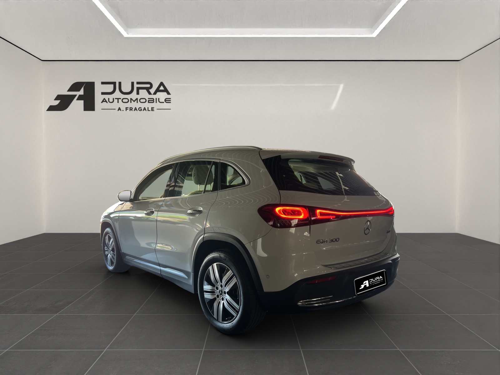 MERCEDES-BENZ EQA 300 Swiss Star 4matic-image-4
