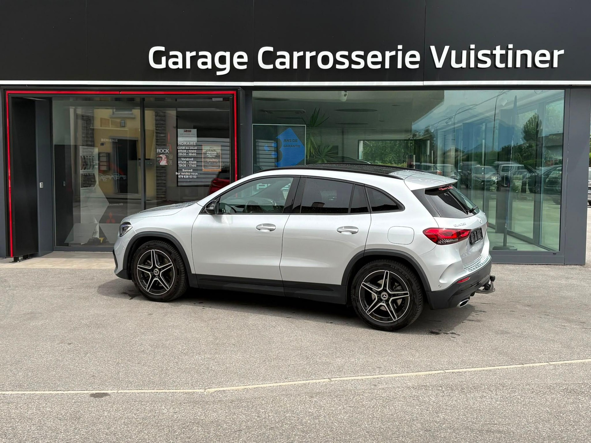 MERCEDES-BENZ GLA 250 AMG Line 4matic-image-3
