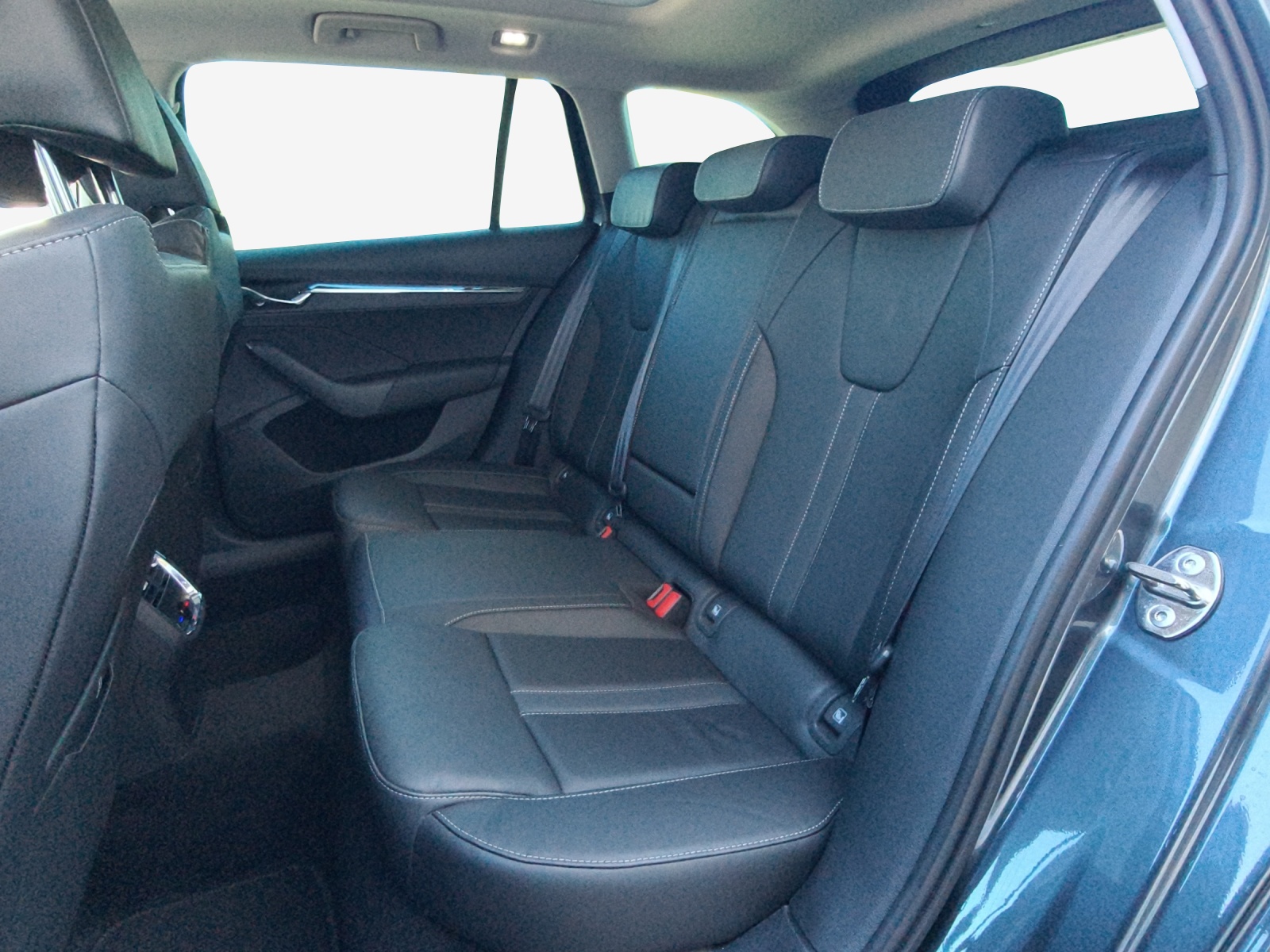 SKODA Octavia Combi 1.5 TSI mHEV DSG Style-image-11