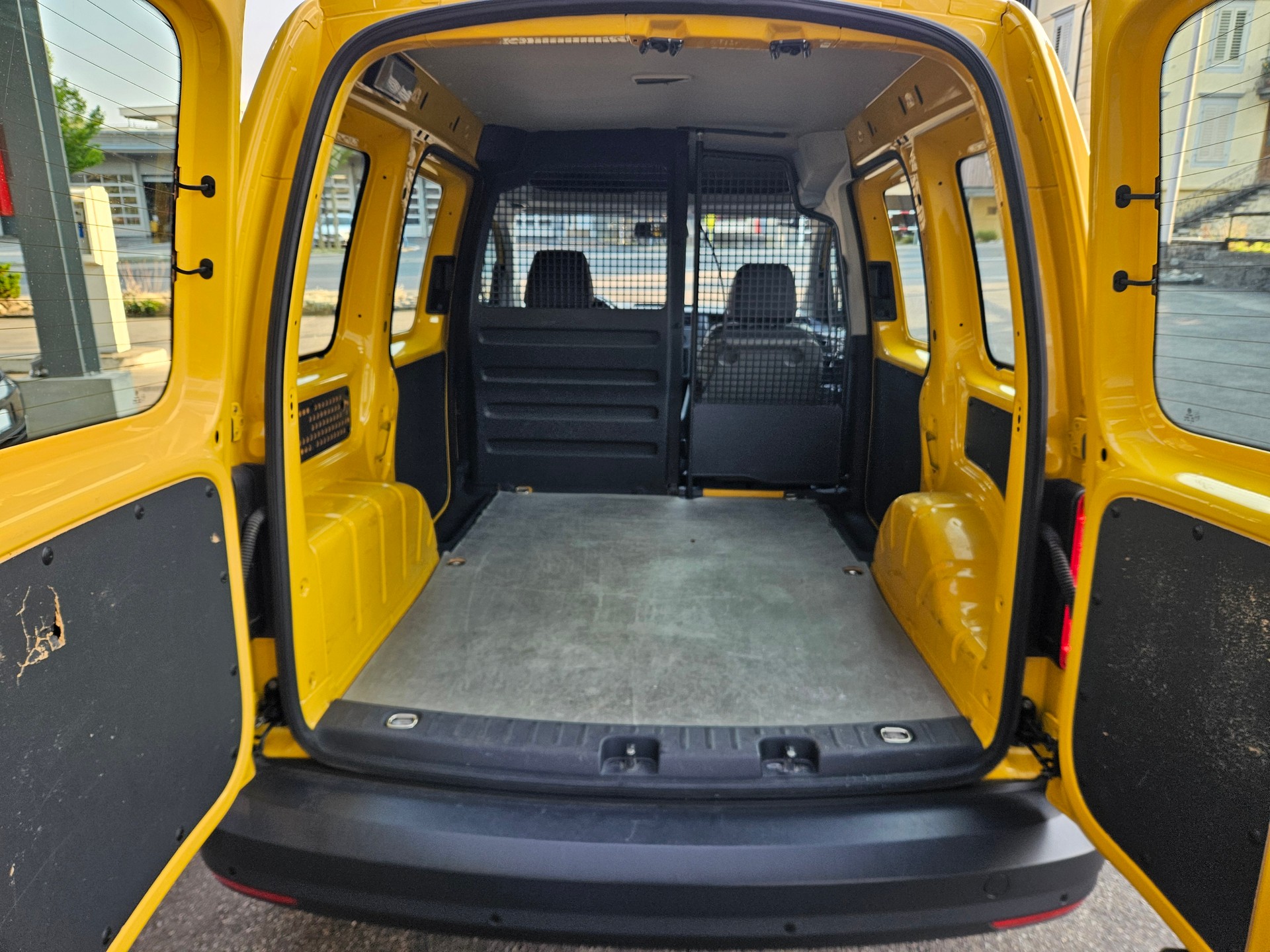 VW Caddy 2.0TDI 4Motion BlueMotion Technology-image-9