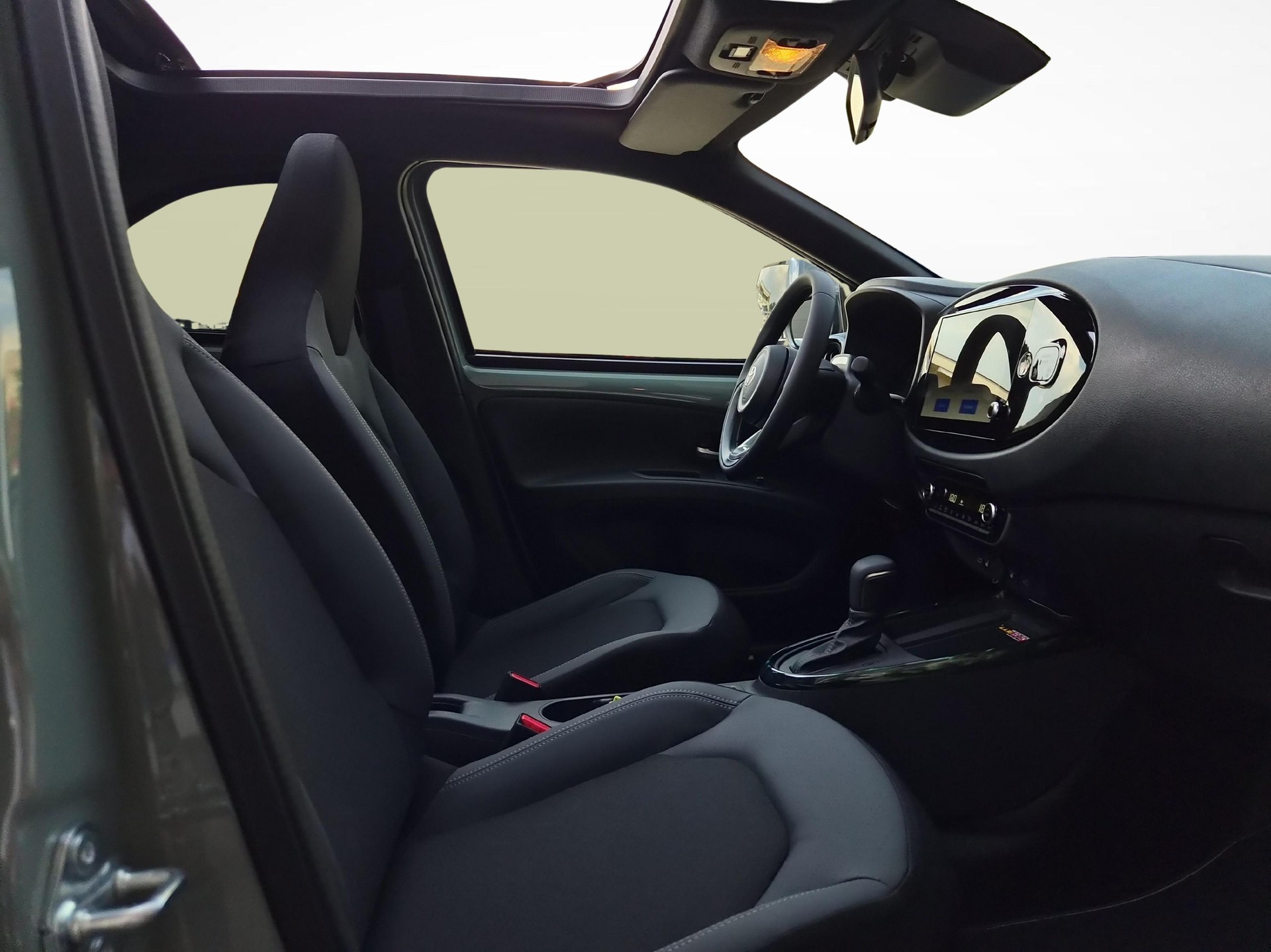 TOYOTA Aygo X 1.5 VVT-i HSD Style-image-9