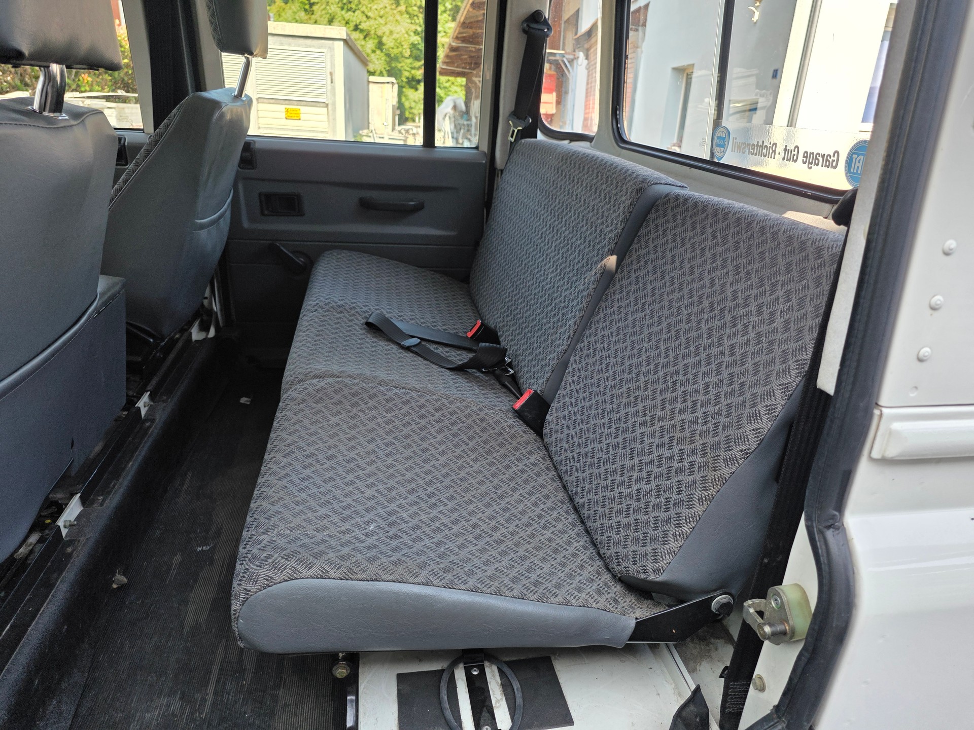 LAND ROVER Defender 130 2.5Td5-image-12