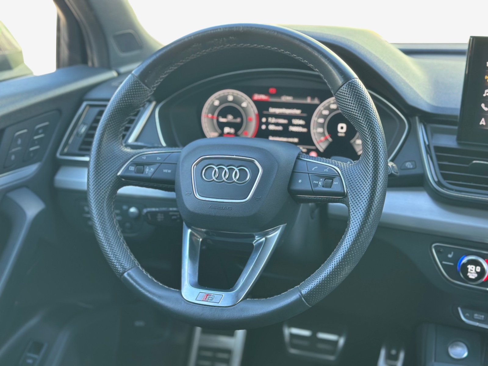 AUDI Q5 Sportback 40 TDI Blackedition quattro S-tronic-image-9