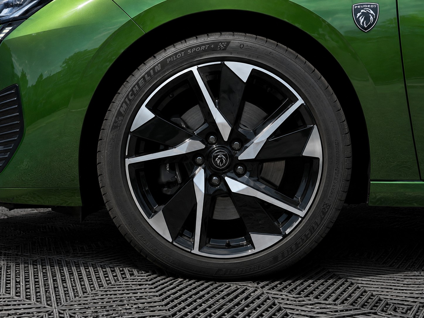 PEUGEOT 308 1.2 Pure Tech Allure EAT8-image-8