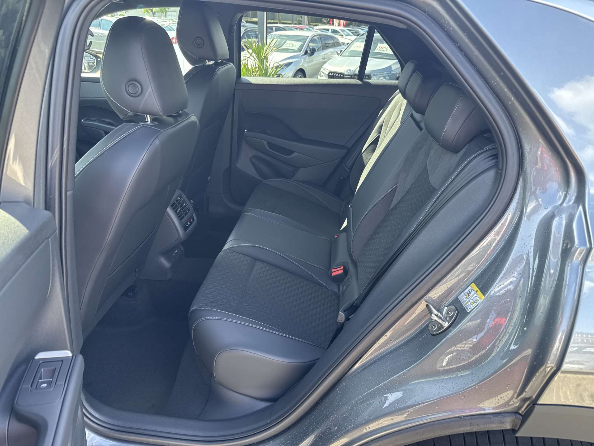 VW T-Roc 1.5 eTSi mHEV R-Line DSG-Automat-image-5