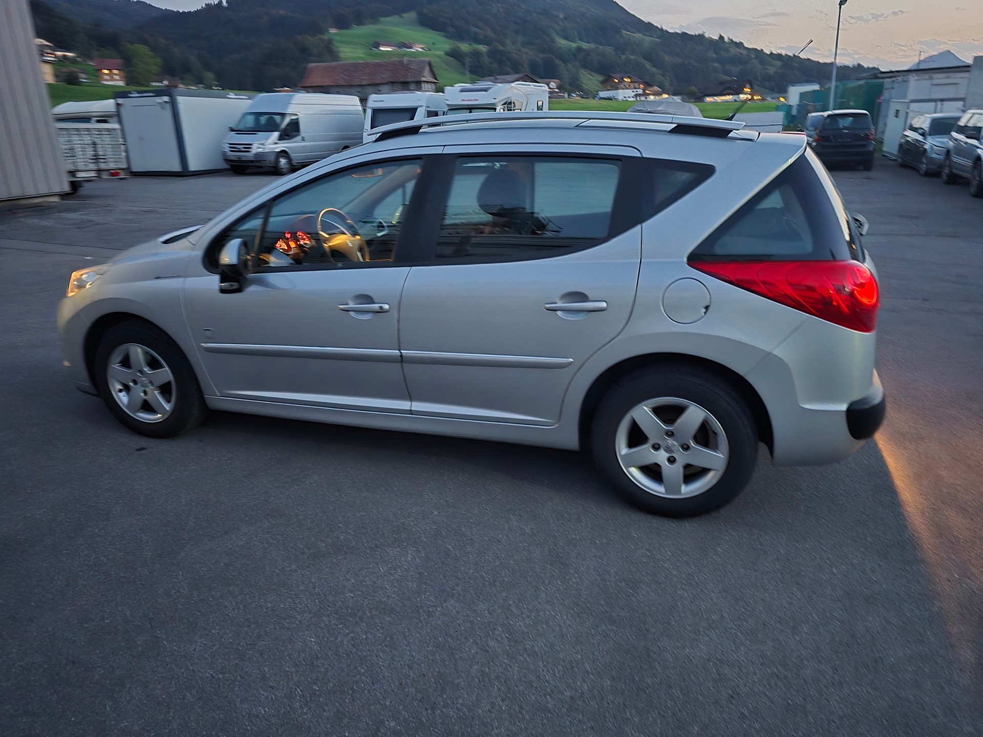 PEUGEOT 207 SW 1.4 16V Swiss Edition-image-5