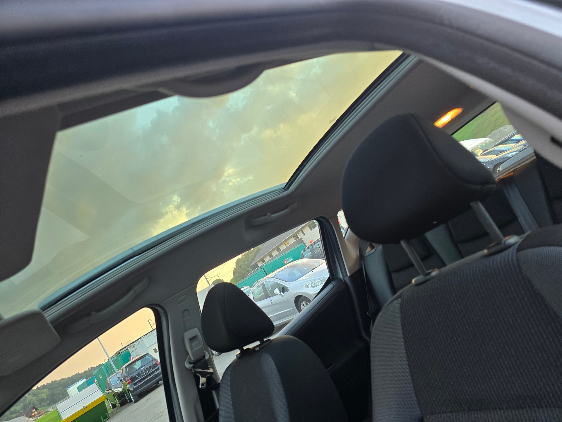 PEUGEOT 207 SW 1.4 16V Swiss Edition-image-13