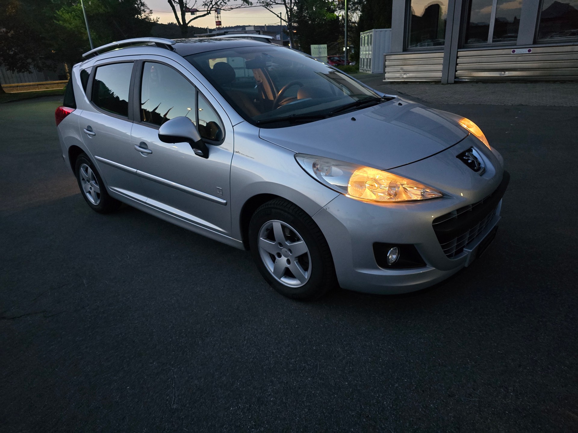 PEUGEOT 207 SW 1.4 16V Swiss Edition-image-1