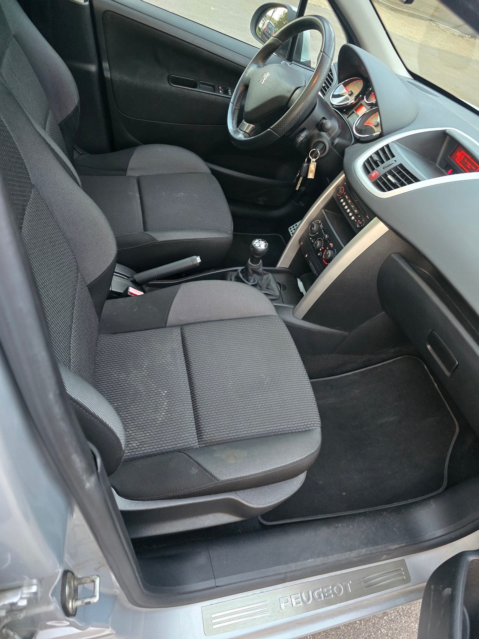 PEUGEOT 207 SW 1.4 16V Swiss Edition-image-10